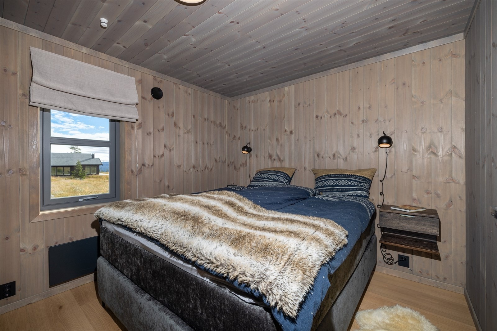 Hovedsoverom med plass til stor seng Galleribilde