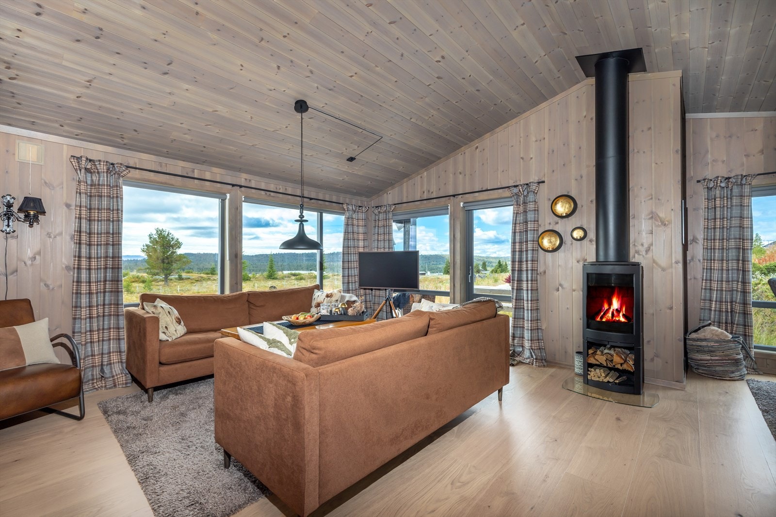 Stuen har en fin vending mot enden av hyttefeltet Galleribilde
