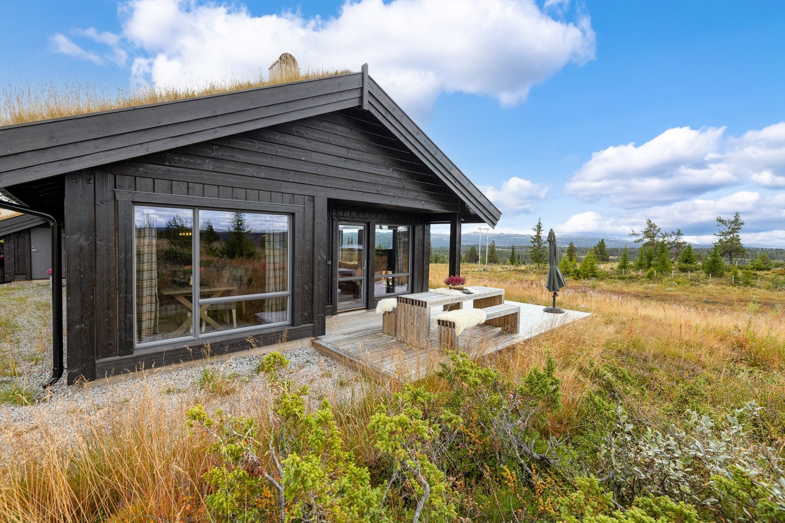 Hytta er oppført av lokale kvalitesfirmaet Nes Hus & Hyttebygg. Grov kledning som varer i mange år Galleribilde