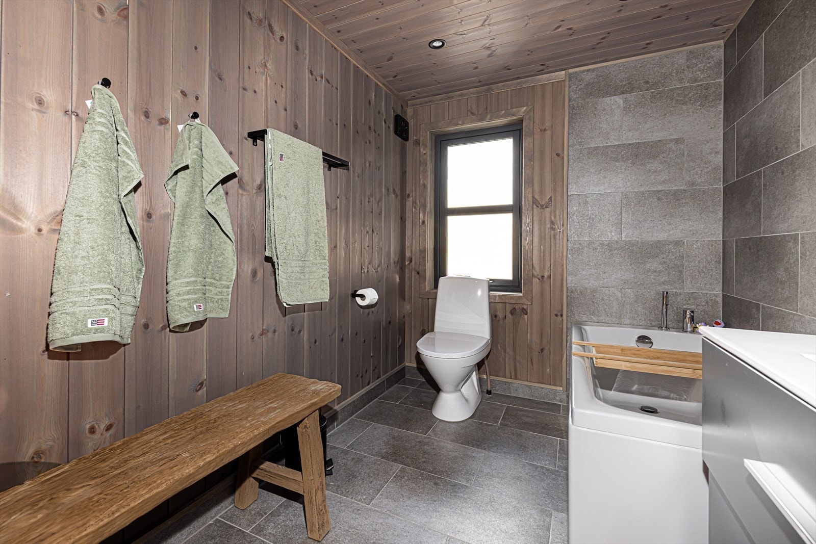 Pent bad delvis flislagt og med panel Galleribilde