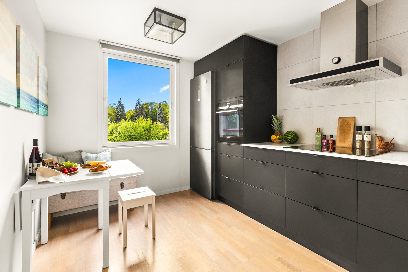Separat og stort spisekjøkken fra 2019. God plass til liten spisegruppet i hjørnet - perfekt for frokost, leksetid eller sosialt samvær ved matlaging! Galleribilde