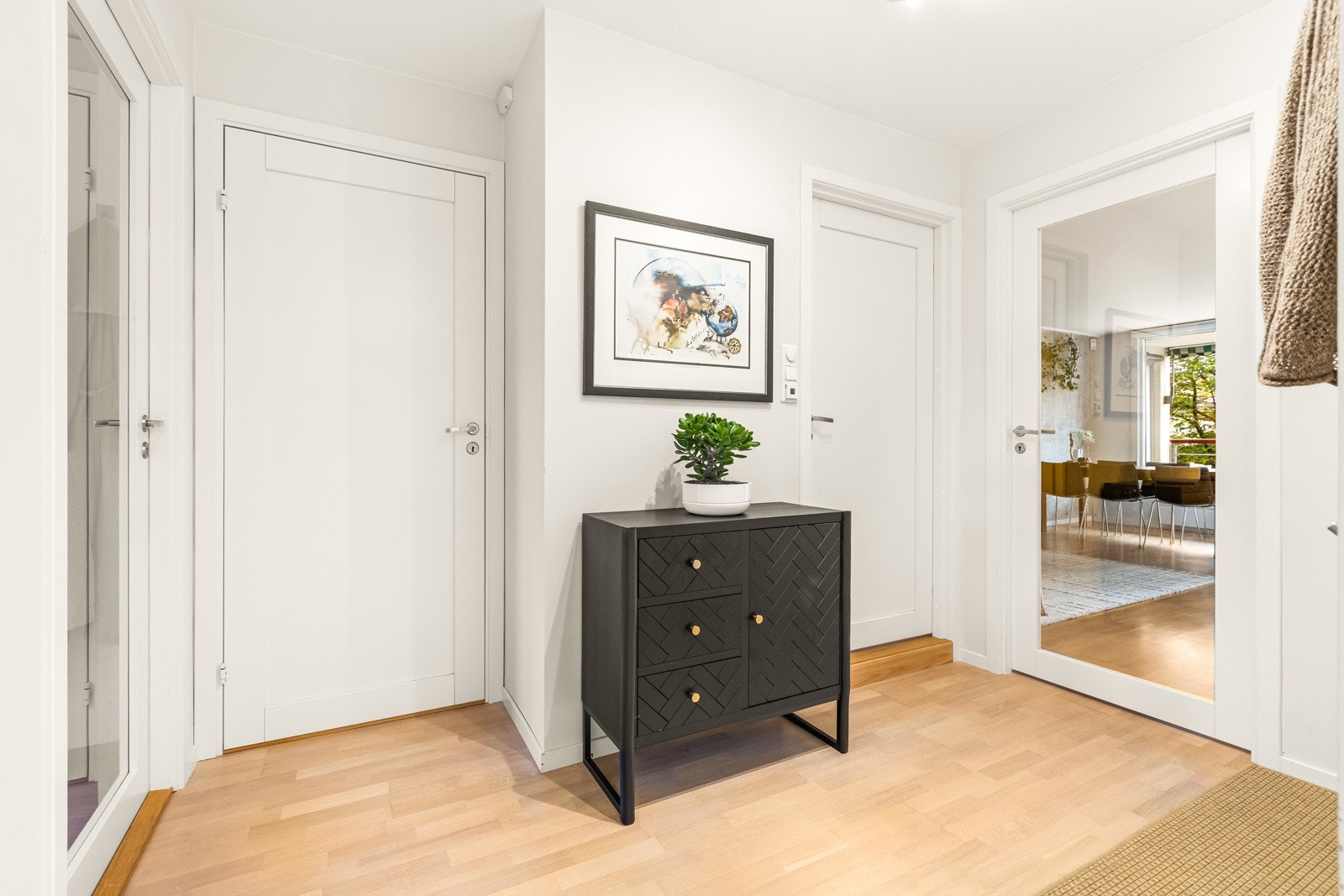 Gjennomgående planløsning med store og luftige hovedrom, hvor soverommene er samlet på motsatt side Galleribilde