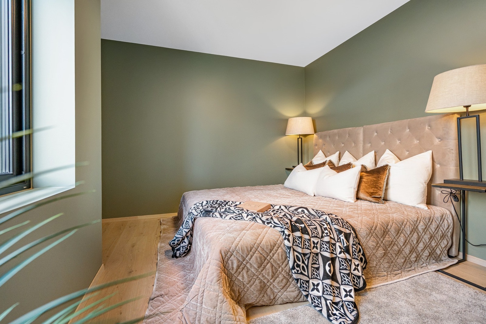 Romslig hovedsoverom med plass til dobbeltseng og garderobe. Galleribilde