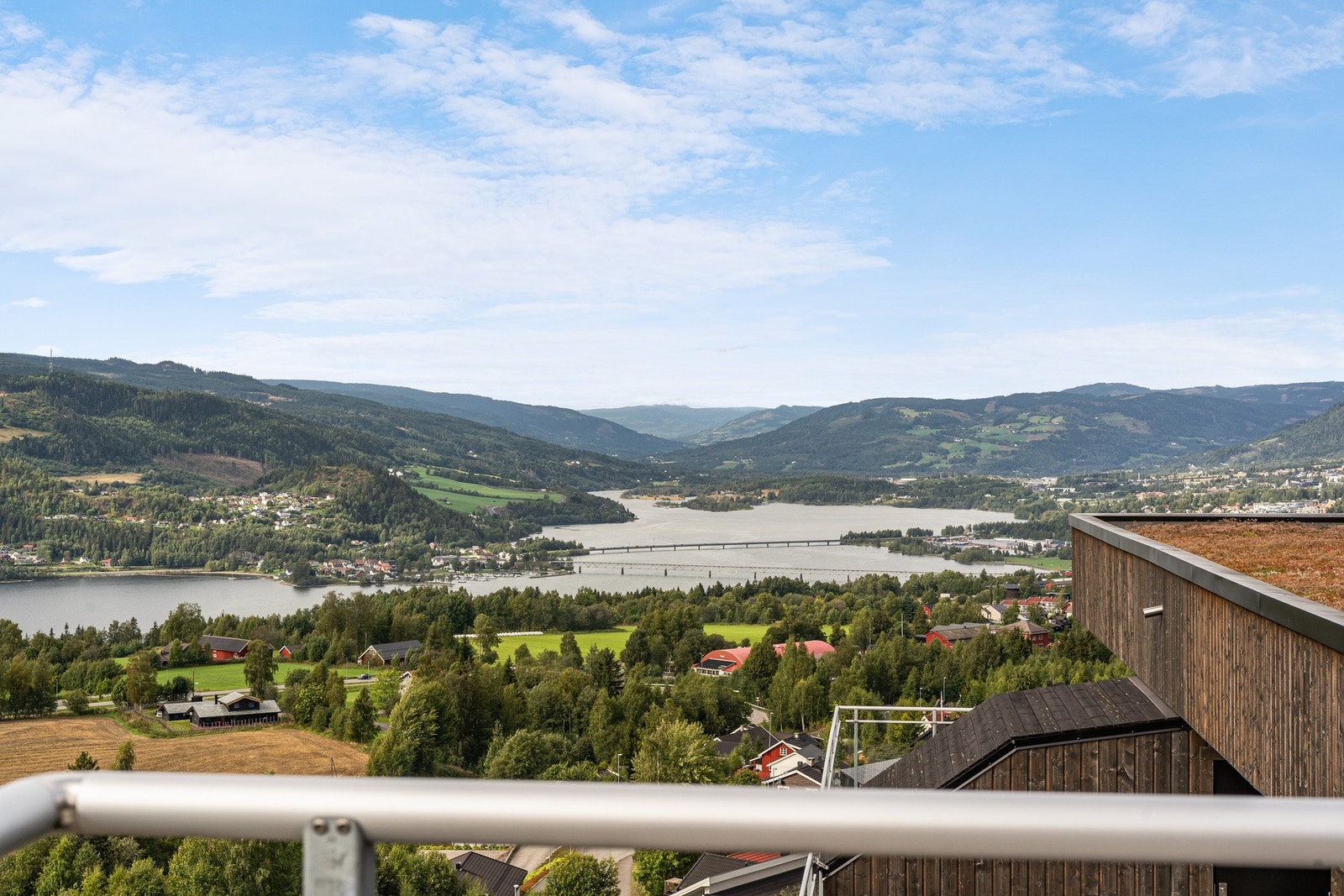 Fantastisk utsikt over Mjøsa, Lågendeltaet og vakker natur mot nord- rett fra balkongen. Galleribilde