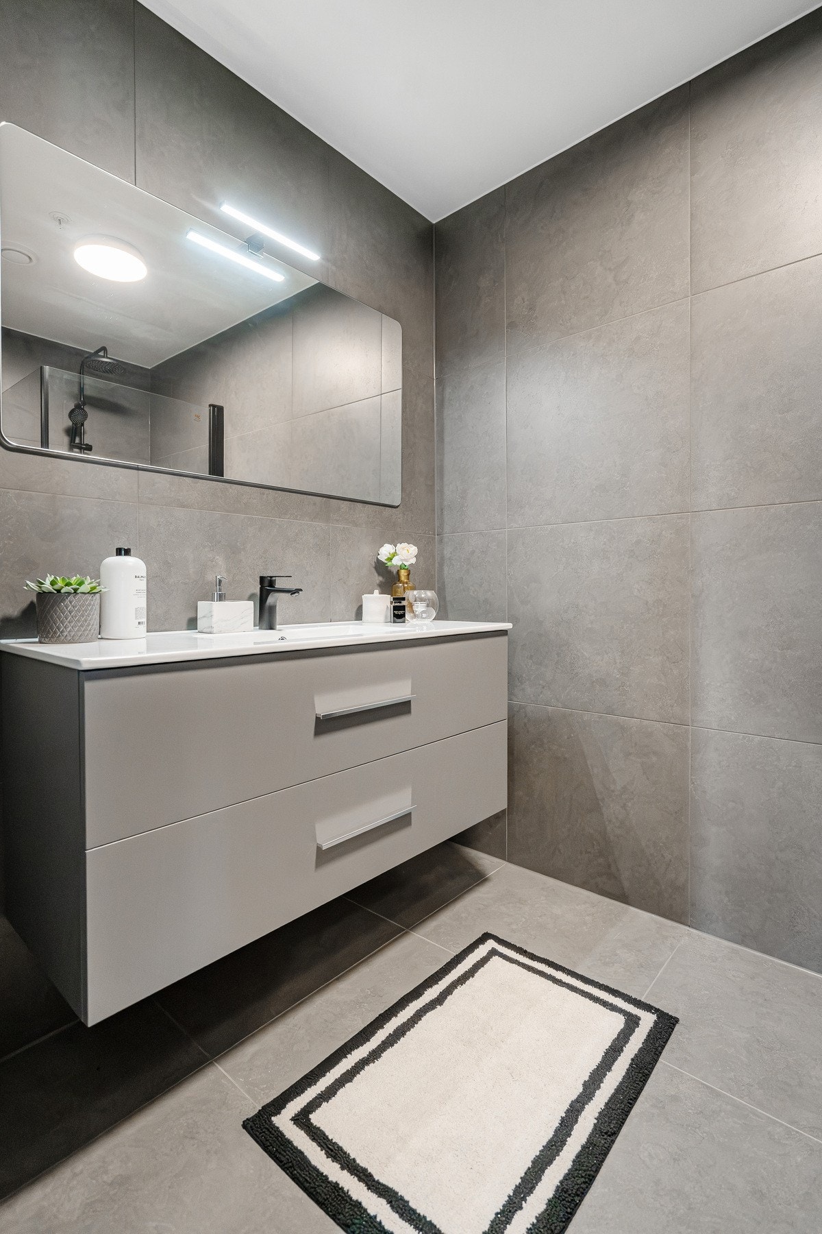 Stilrent bad med dobbel servant og god oppbevaringsplass. Galleribilde