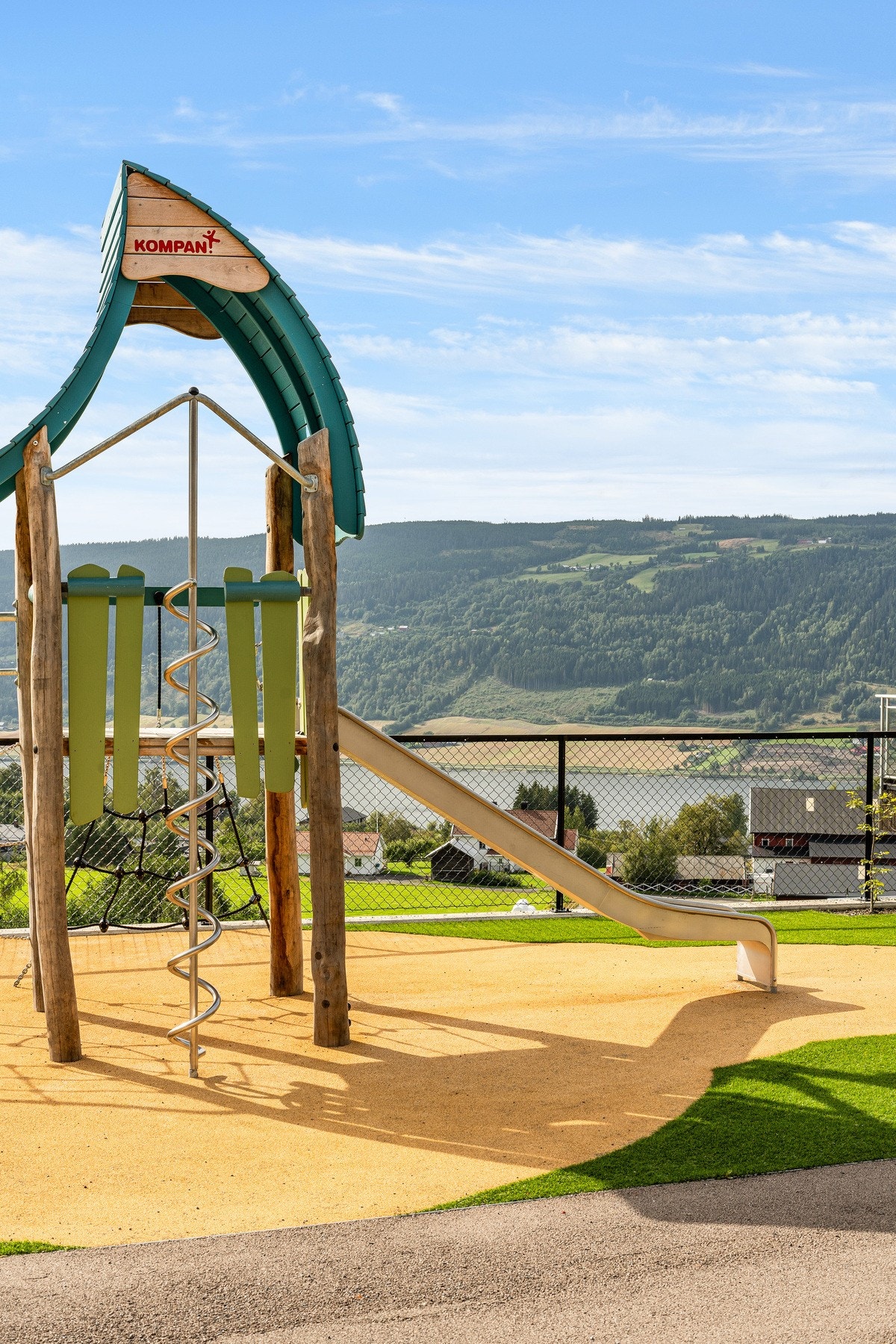 Trygg og moderne lekeplass for de minste. Galleribilde