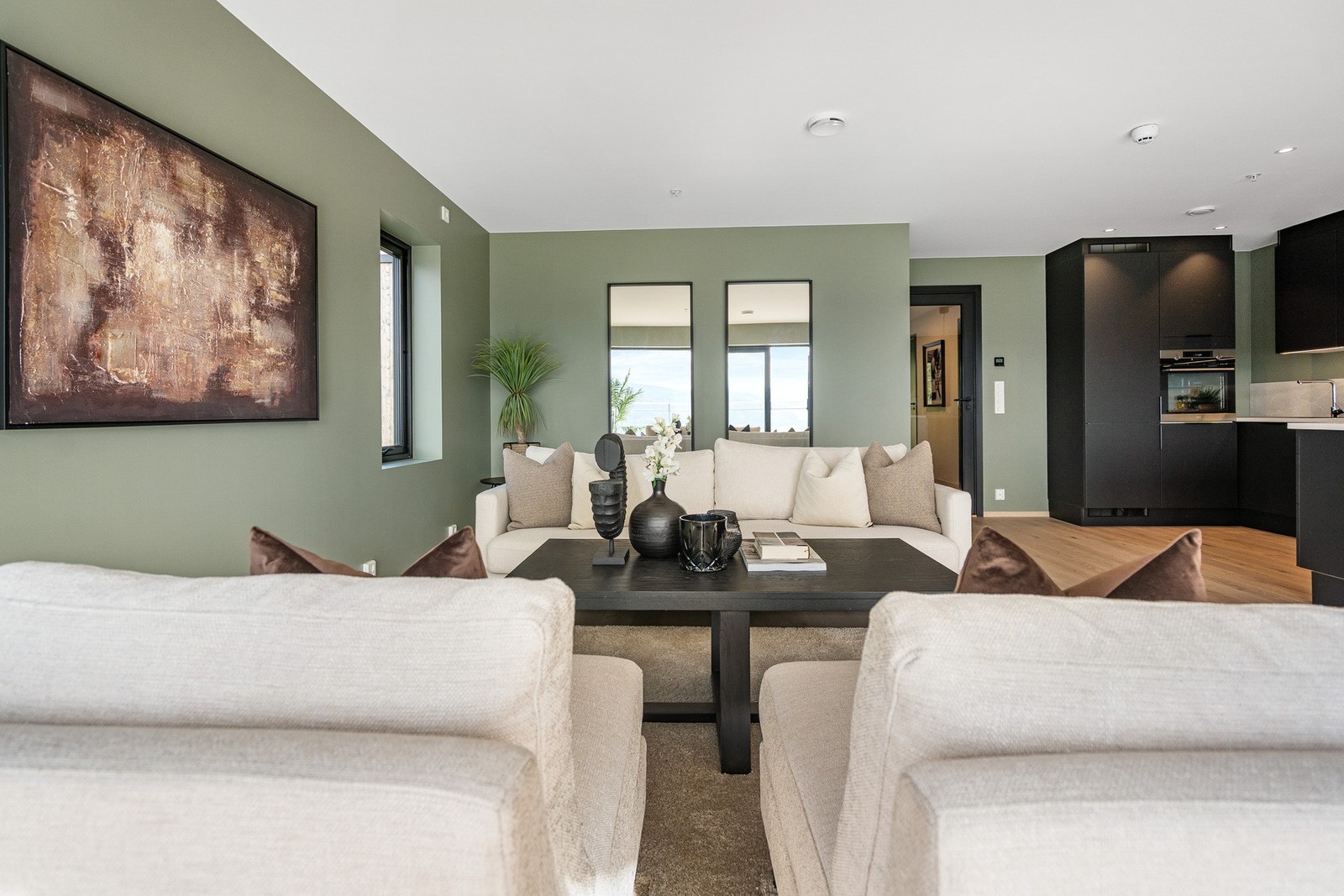 Gjennomført interiør med moderne fargevalg og gode lysforhold. Galleribilde