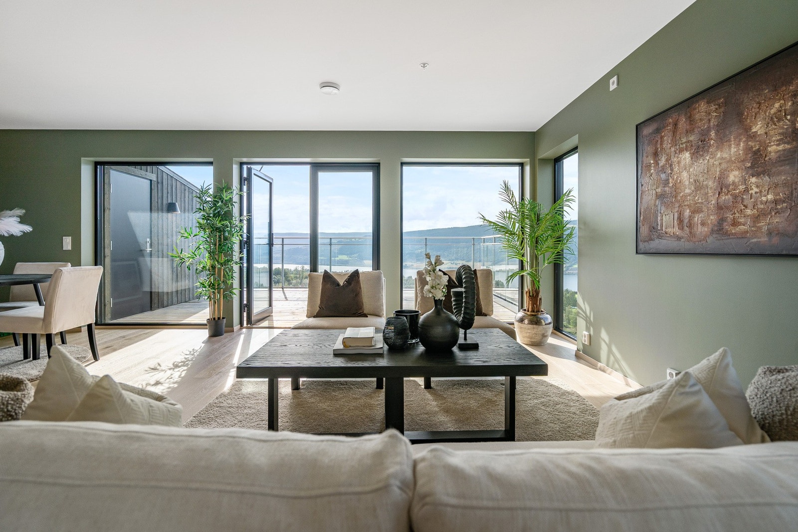 Lys og luftig stue med utgang til terrasse. Galleribilde