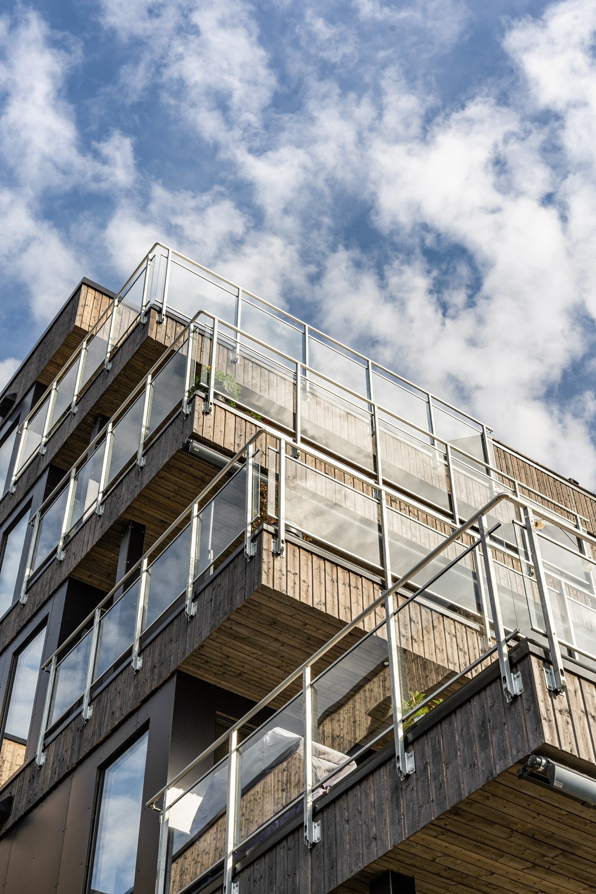 Detalj av fasade med moderne arkitektur og store glassflater. Galleribilde