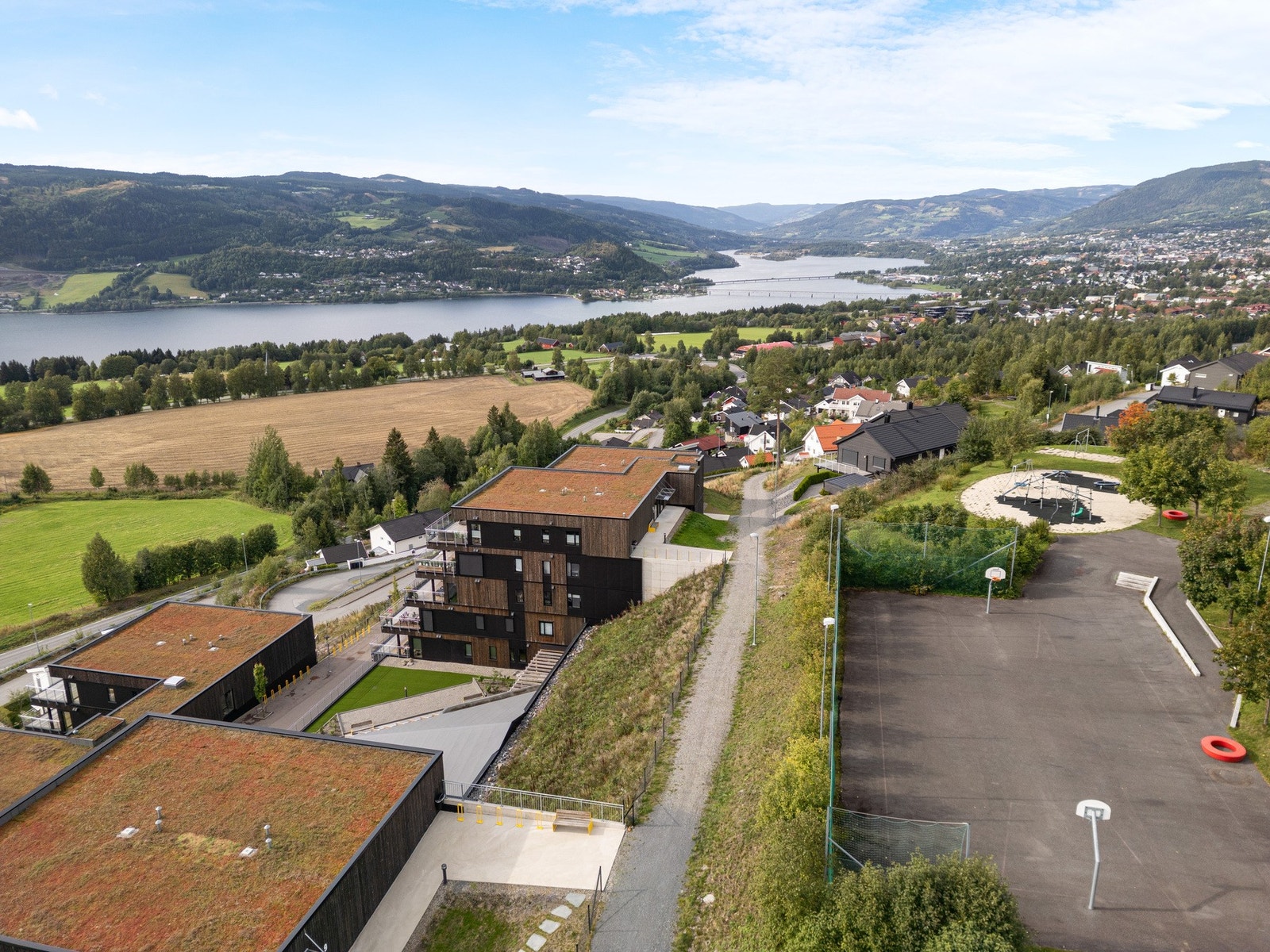 Rett i bakkant av bygningene i sameiet ligger det kommunal lekeplass, tumleområde for sosial lek og morro. Galleribilde