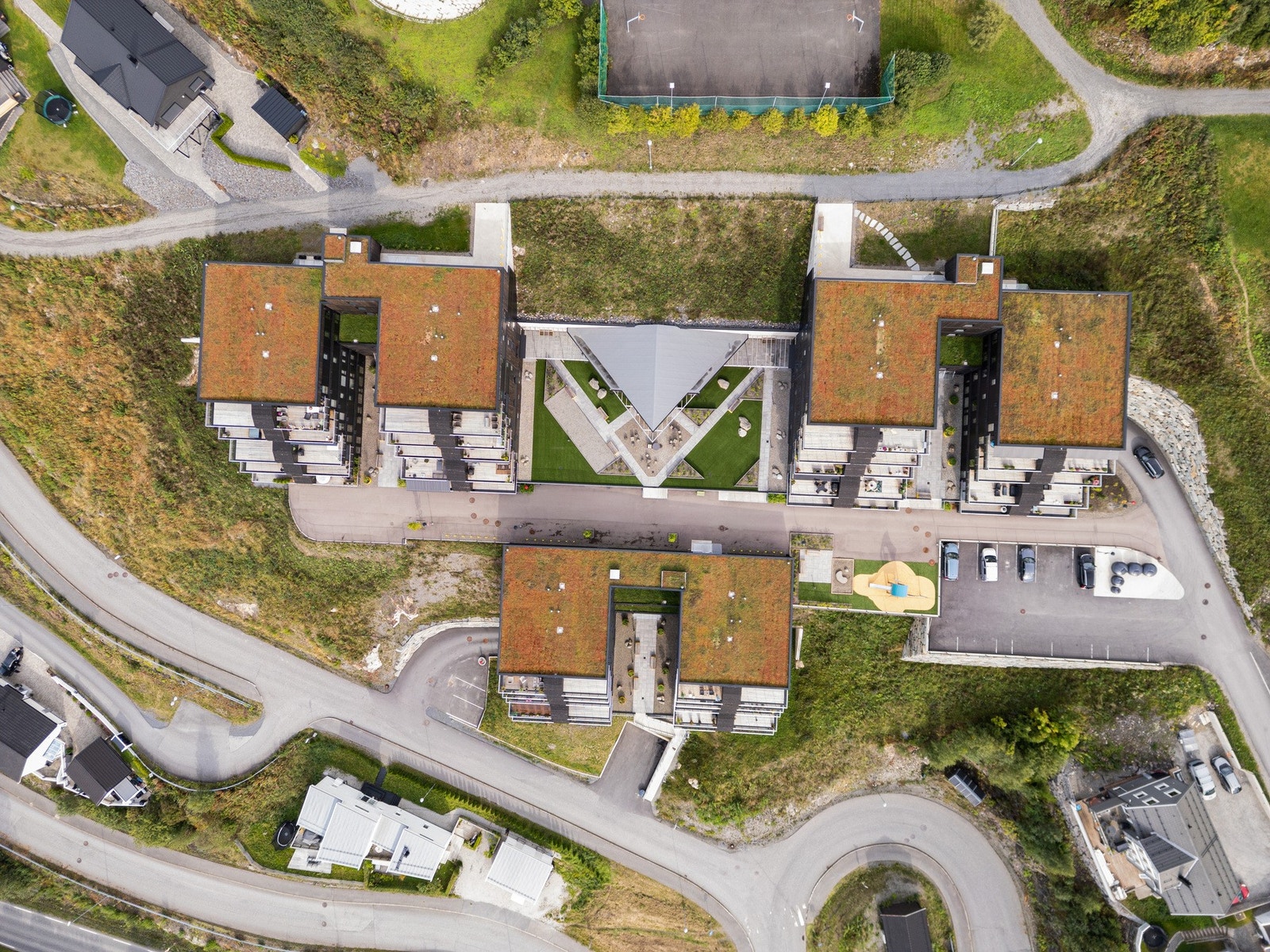 Et nabolag skapt for trivsel, med moderne boliger og flotte fellesområder. Galleribilde