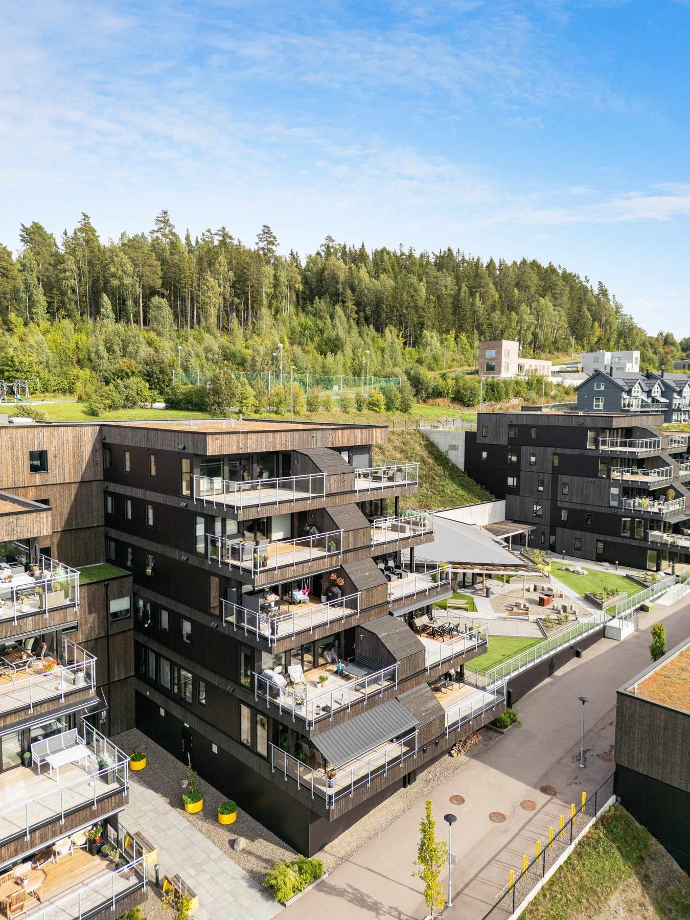 Boligprosjekt med naturnære omgivelser og umiddelbar nærhet til marka og turløyper, sommer som vinterstid. Galleribilde