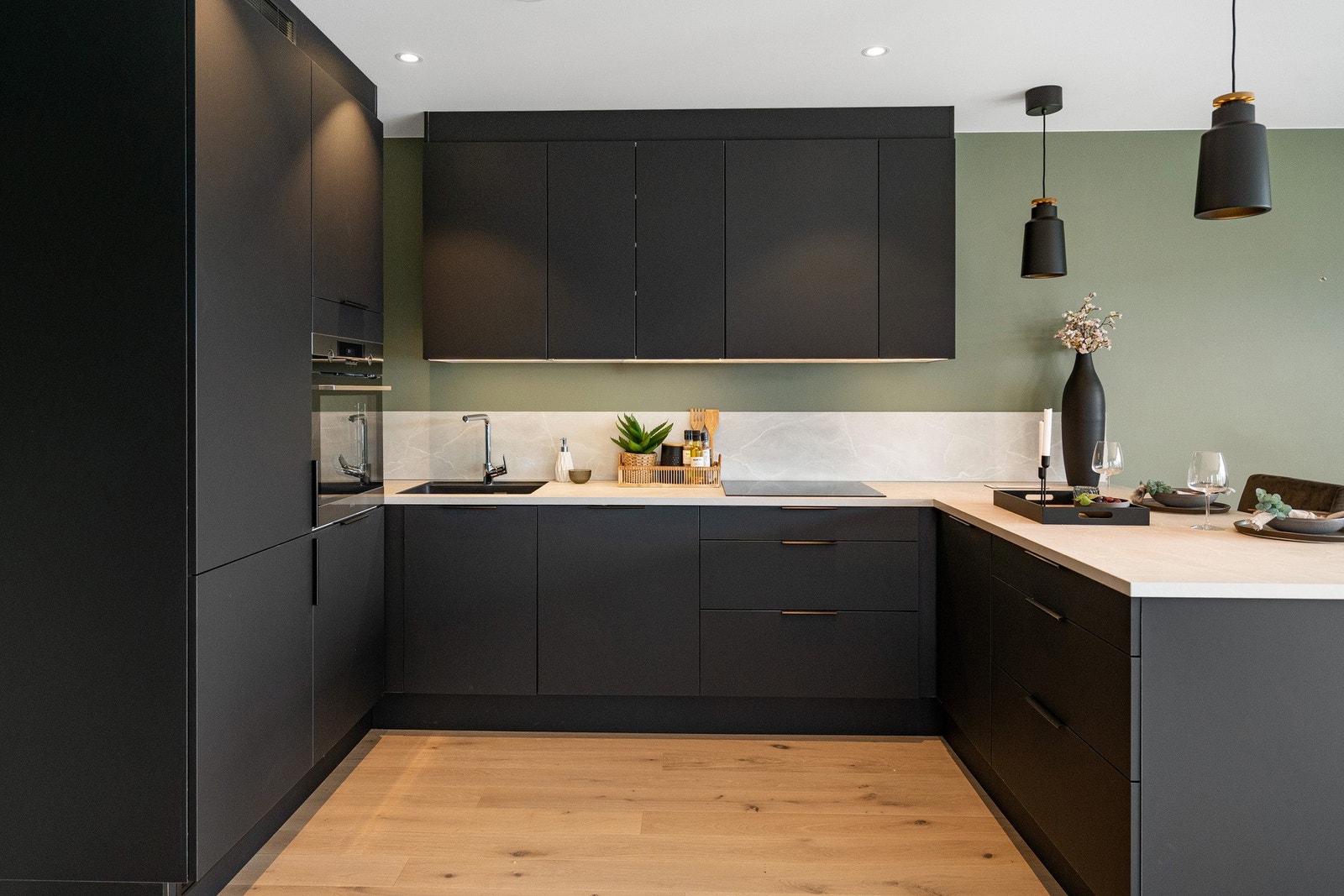 Moderne kjøkkenløsning med integrerte hvitevarer. Galleribilde