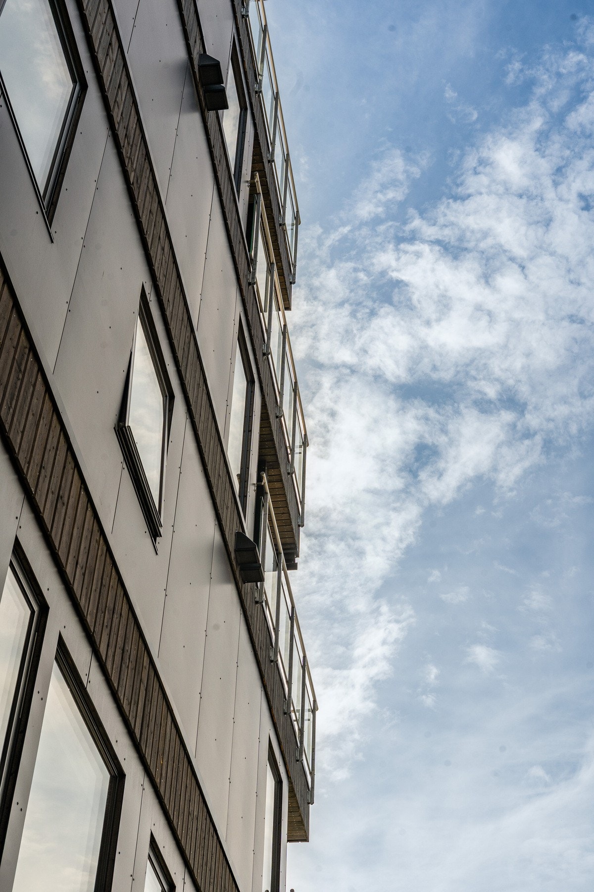 Fasade med store vindusflater og balkonger som gir mye lys og luft. Galleribilde