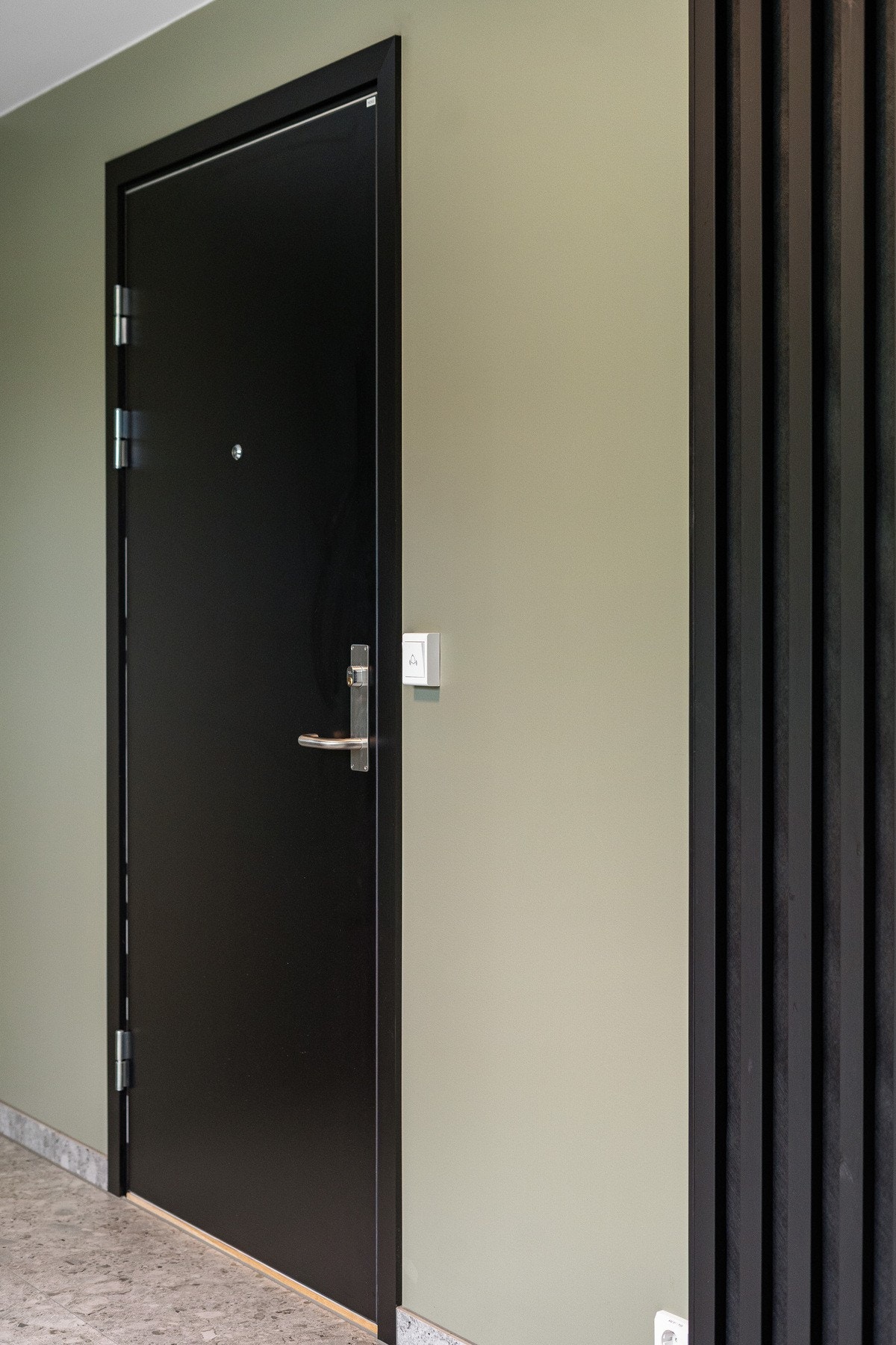 Inngangsdøra til leiligheten. Galleribilde