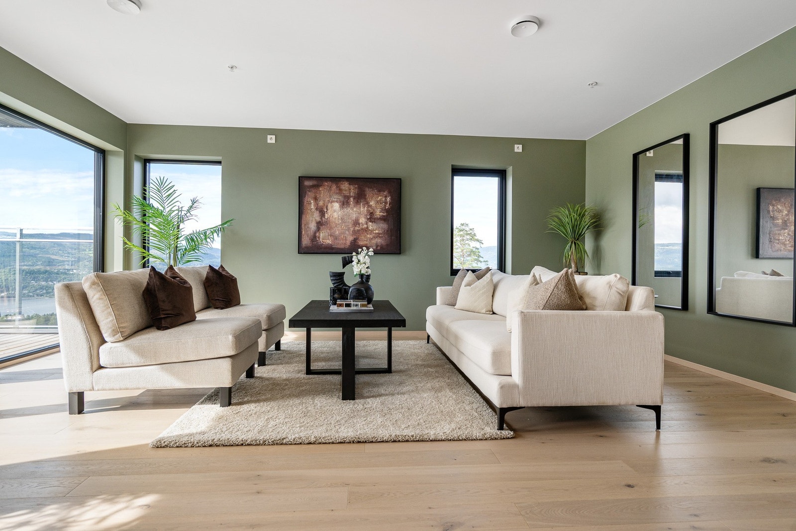 Lys og romslig stue med store vindusflater og utsikt. Galleribilde