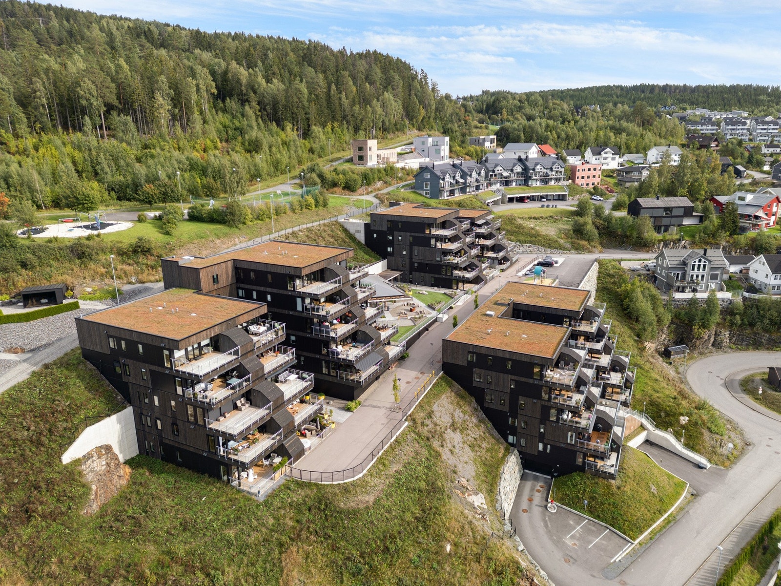 Nyt solen fra din egen balkong i rolige og grønne omgivelser. Galleribilde