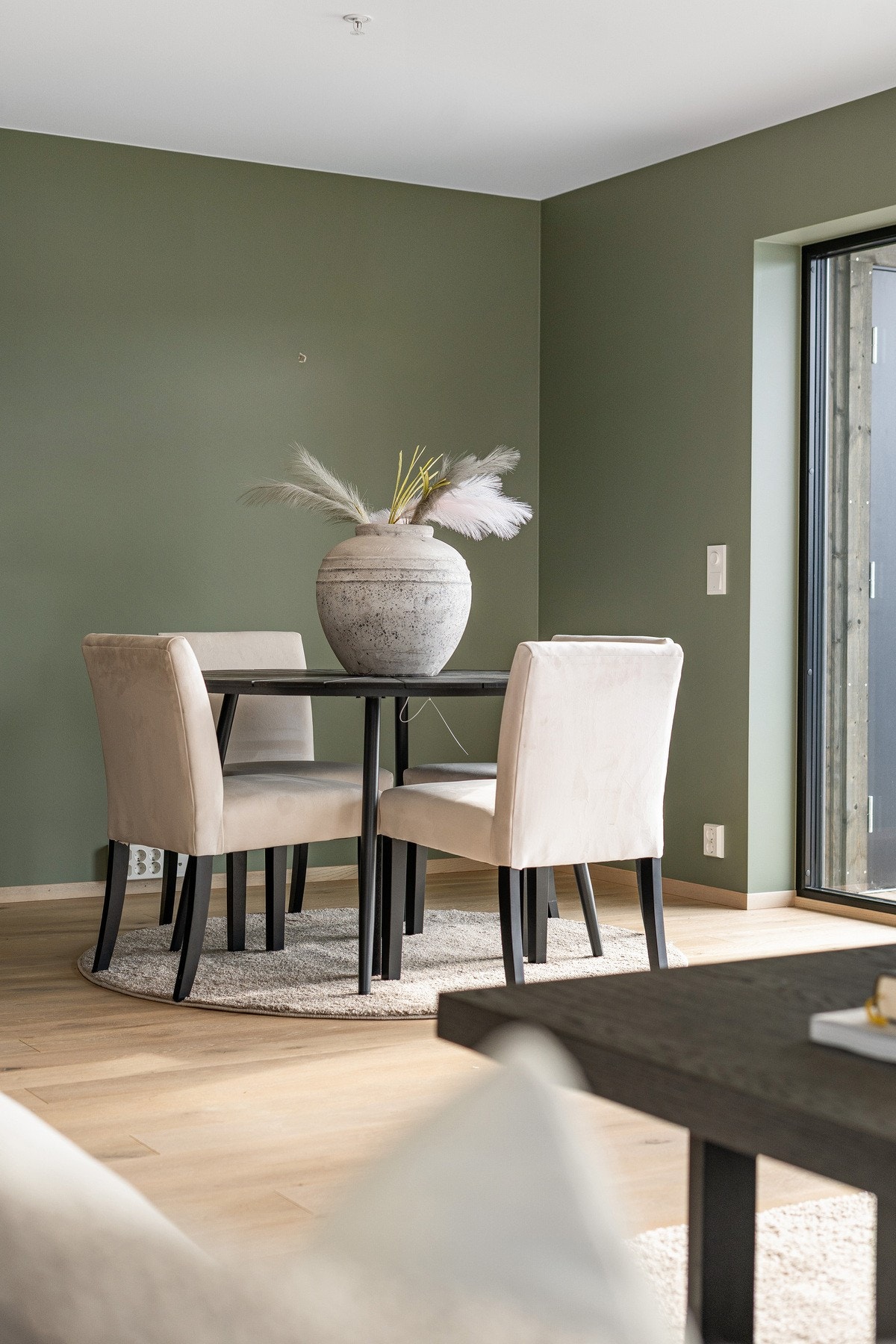 Praktisk spiseplass mellom kjøkken og stue. Galleribilde