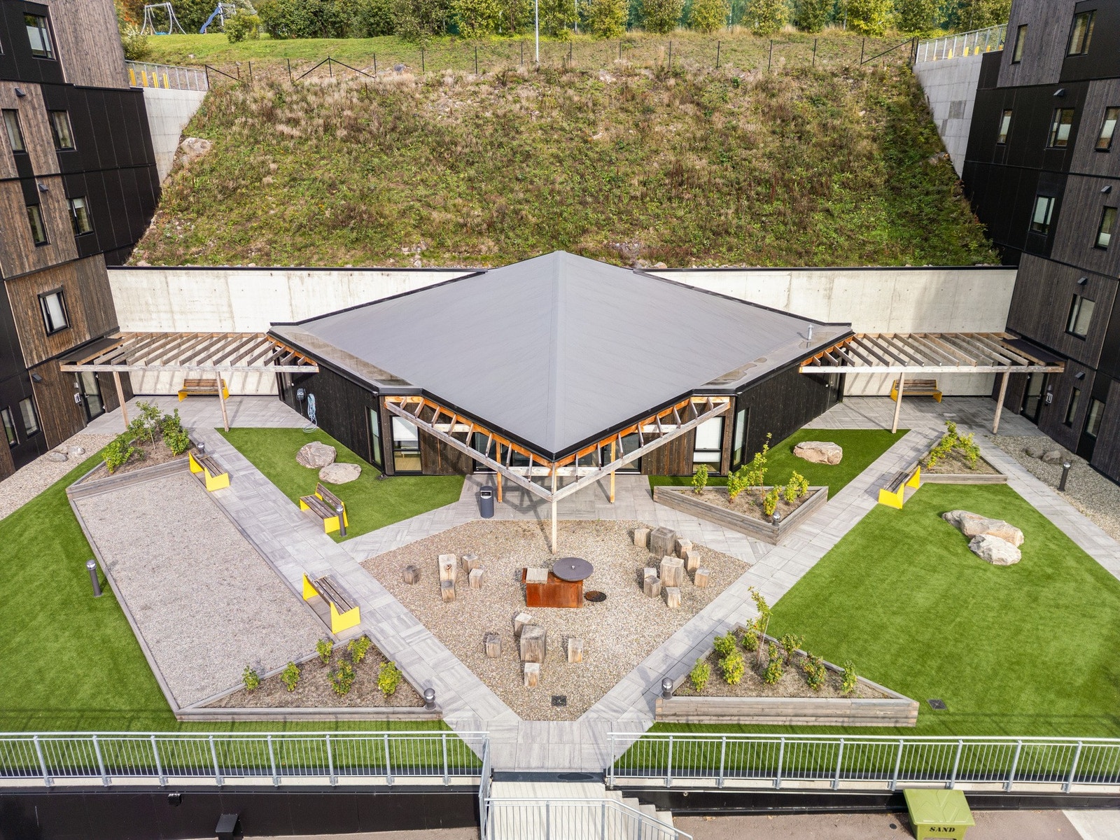 Flott servicebygg for beboerne i sameiet. Her er det leiligheter for utleie samt felles treningsrom. Galleribilde