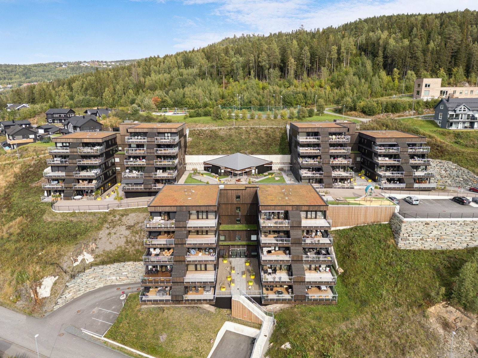 Moderne leilighetskompleks omgitt av grønne områder. Galleribilde