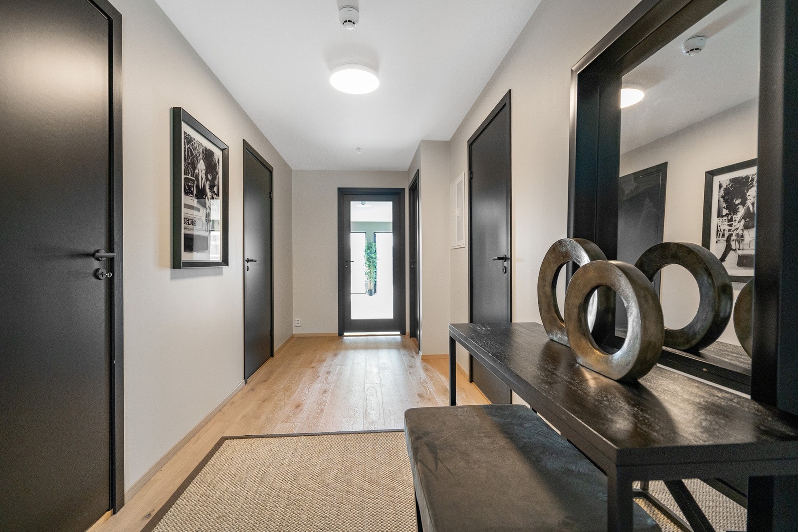 Praktisk planløsning med romslig gang og moderne detaljer. Galleribilde