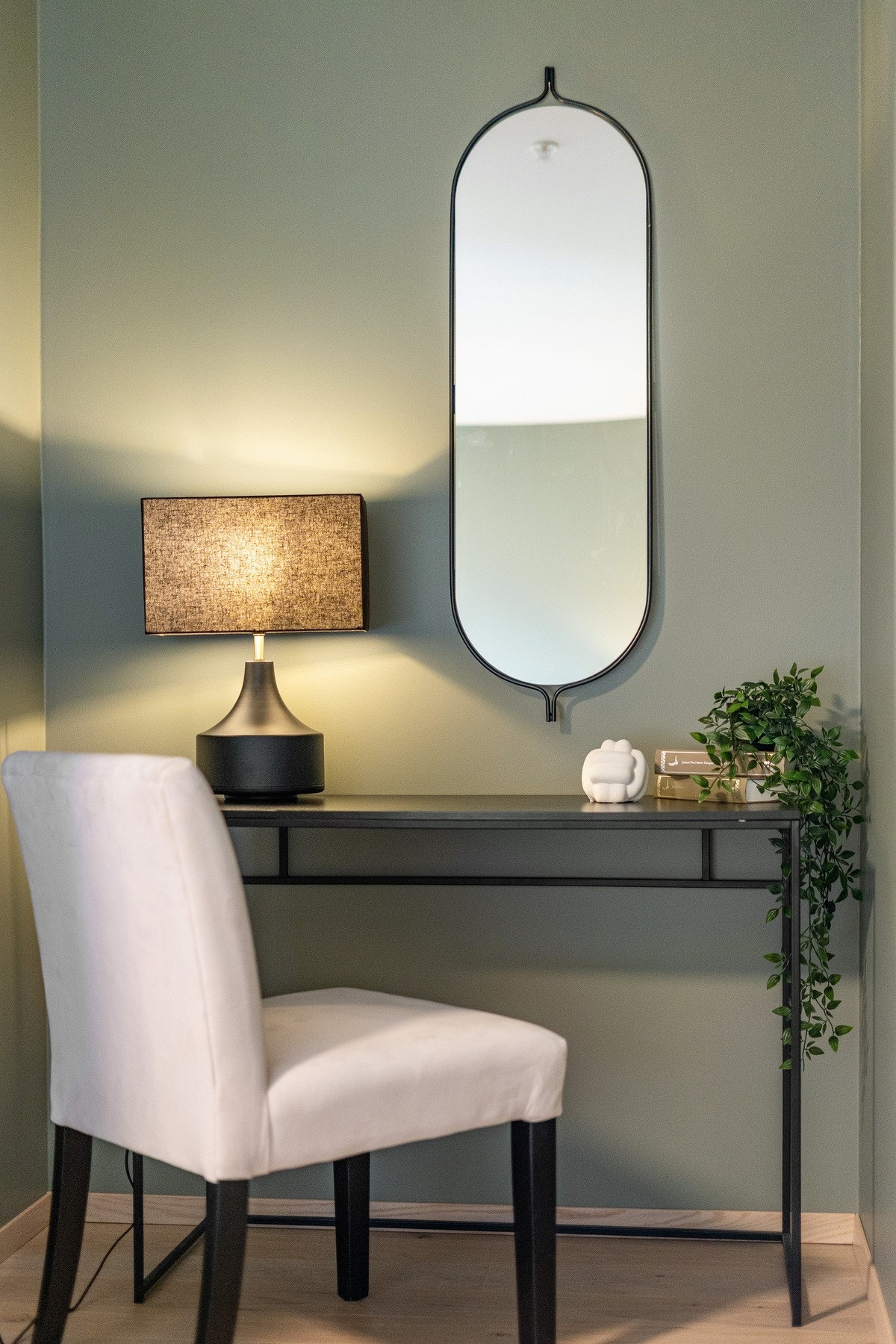 Praktisk plass til hjemmekontor eller sminkebord. Galleribilde