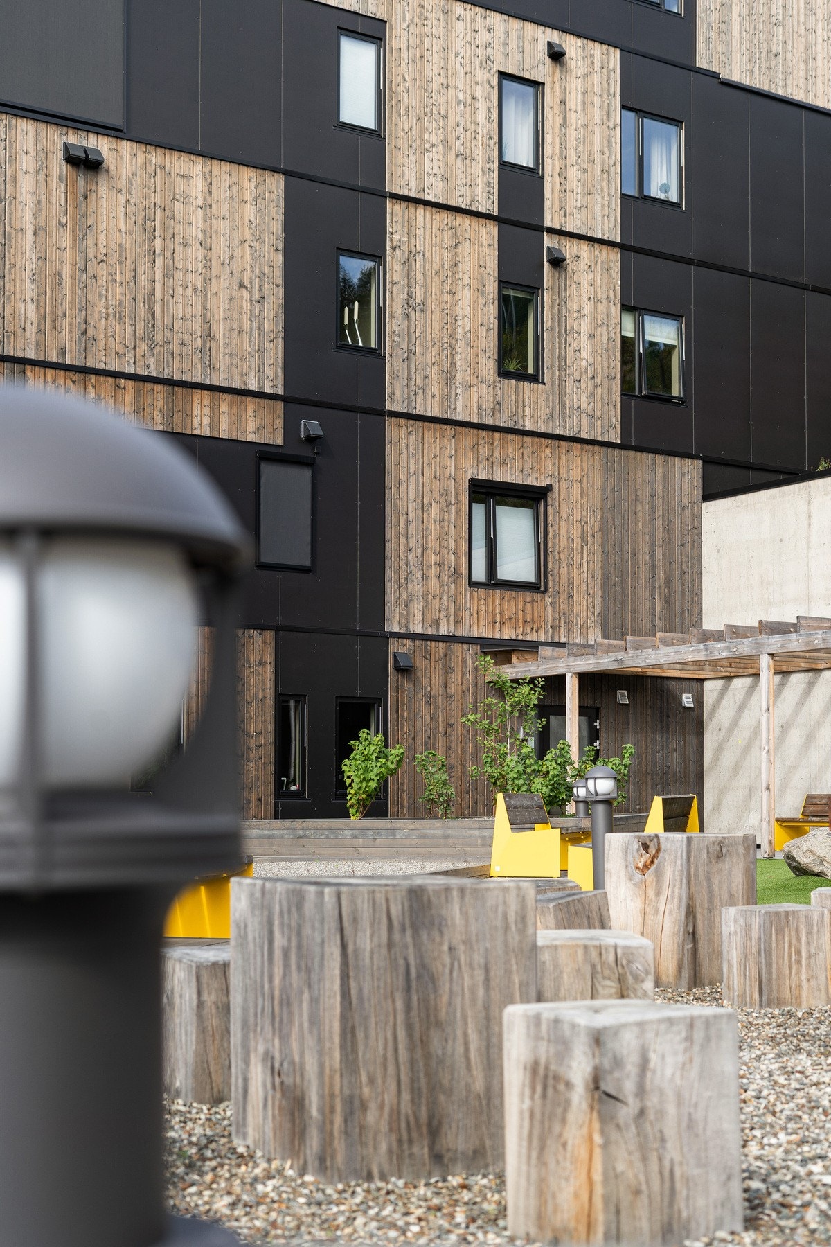 Uteområder med naturlige materialer og gjennomført design. Galleribilde