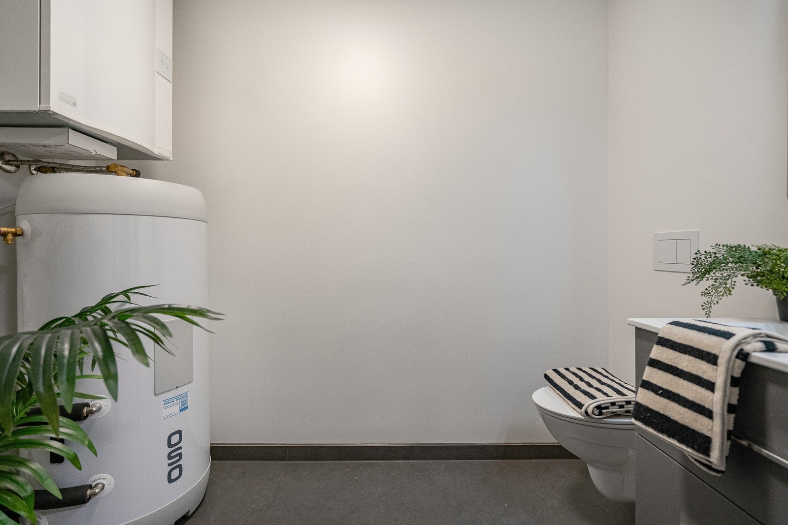 Praktisk vaskerom med toalett og god funksjonalitet Galleribilde