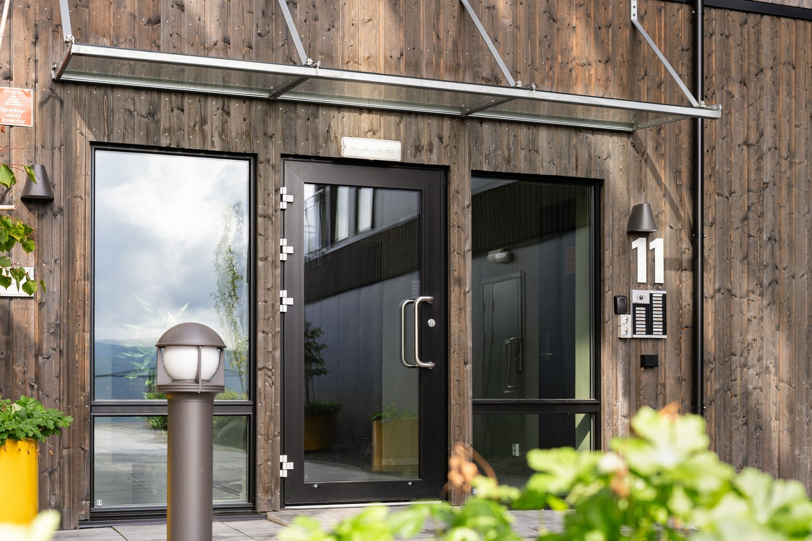 Velkommen hjem - moderne inngangsparti med stilrene detaljer. Galleribilde