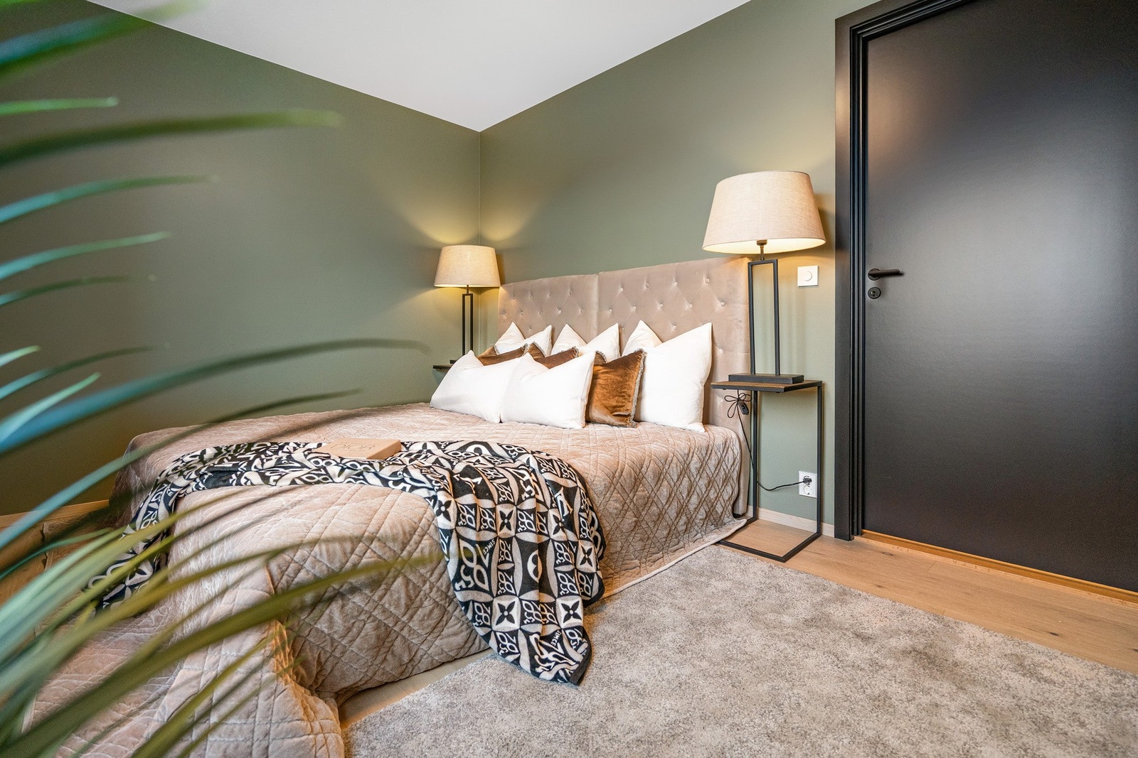 Lekkert hovedsoverom med lune farger og hotellfølelse. Galleribilde