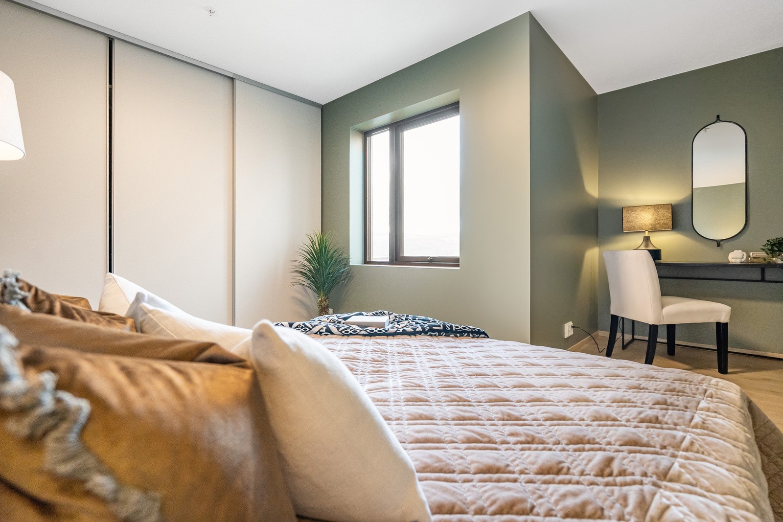 Soverom med god garderobeløsning og praktisk arbeidsplass. Galleribilde