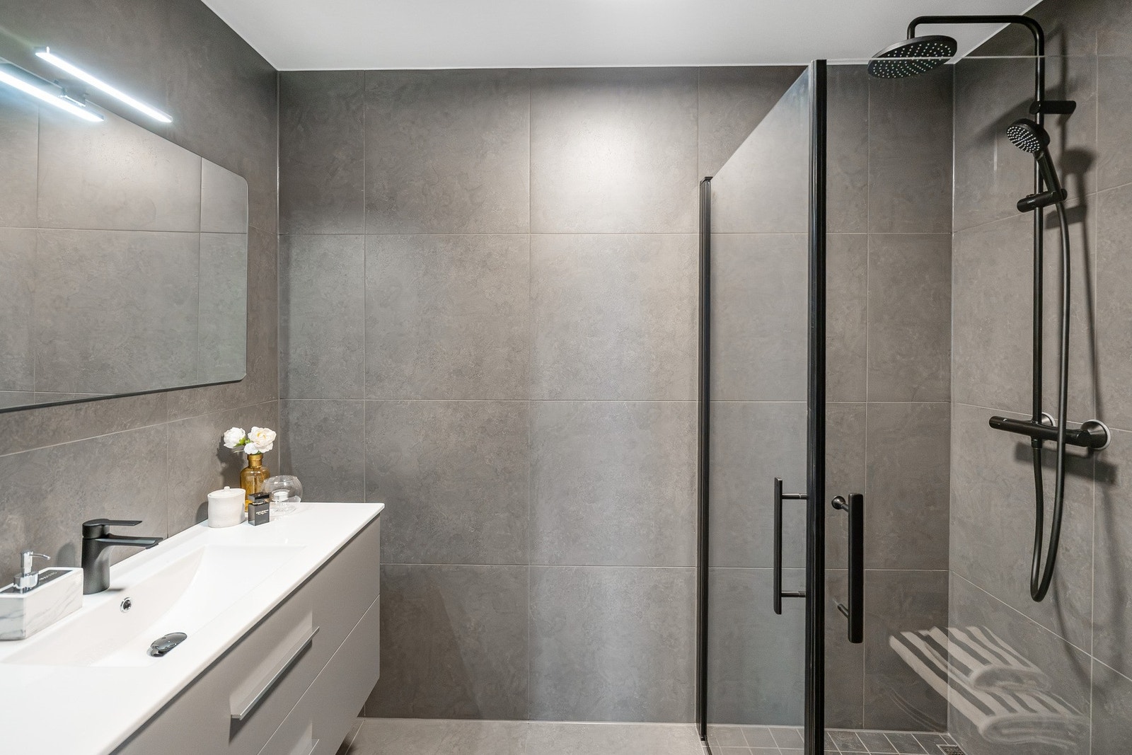 Lekkert flislagt bad med moderne innredning. Galleribilde