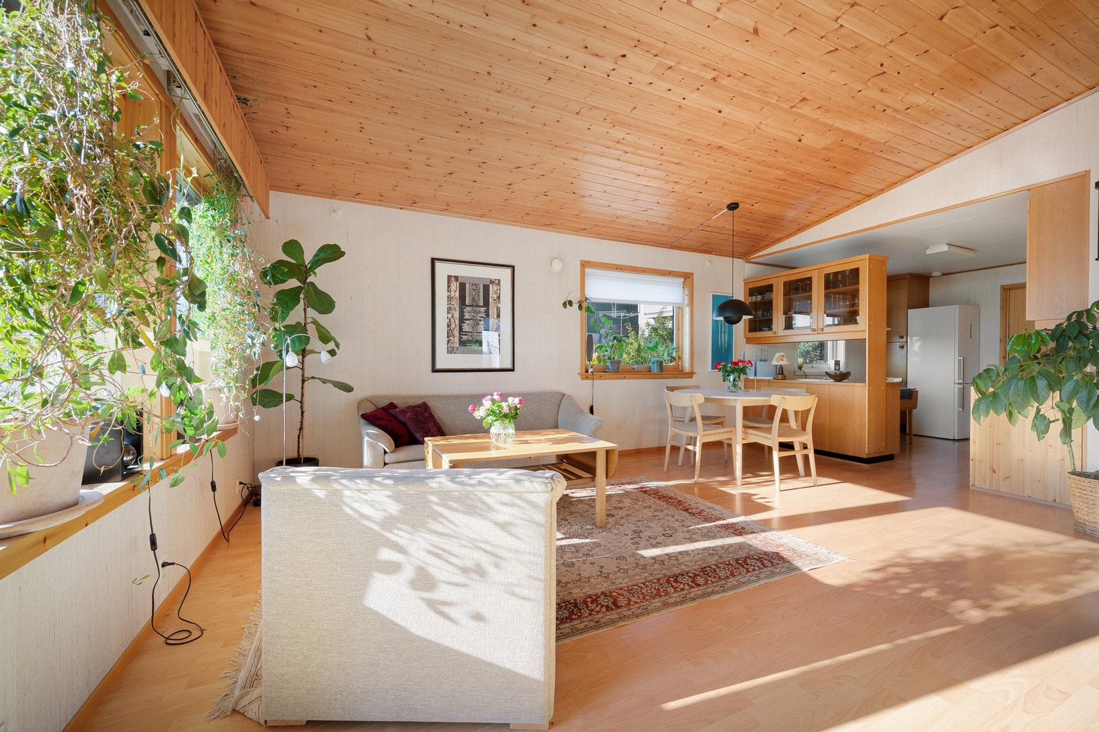 Dette er et sosialt hjem med god plass til familie og venner! Galleribilde