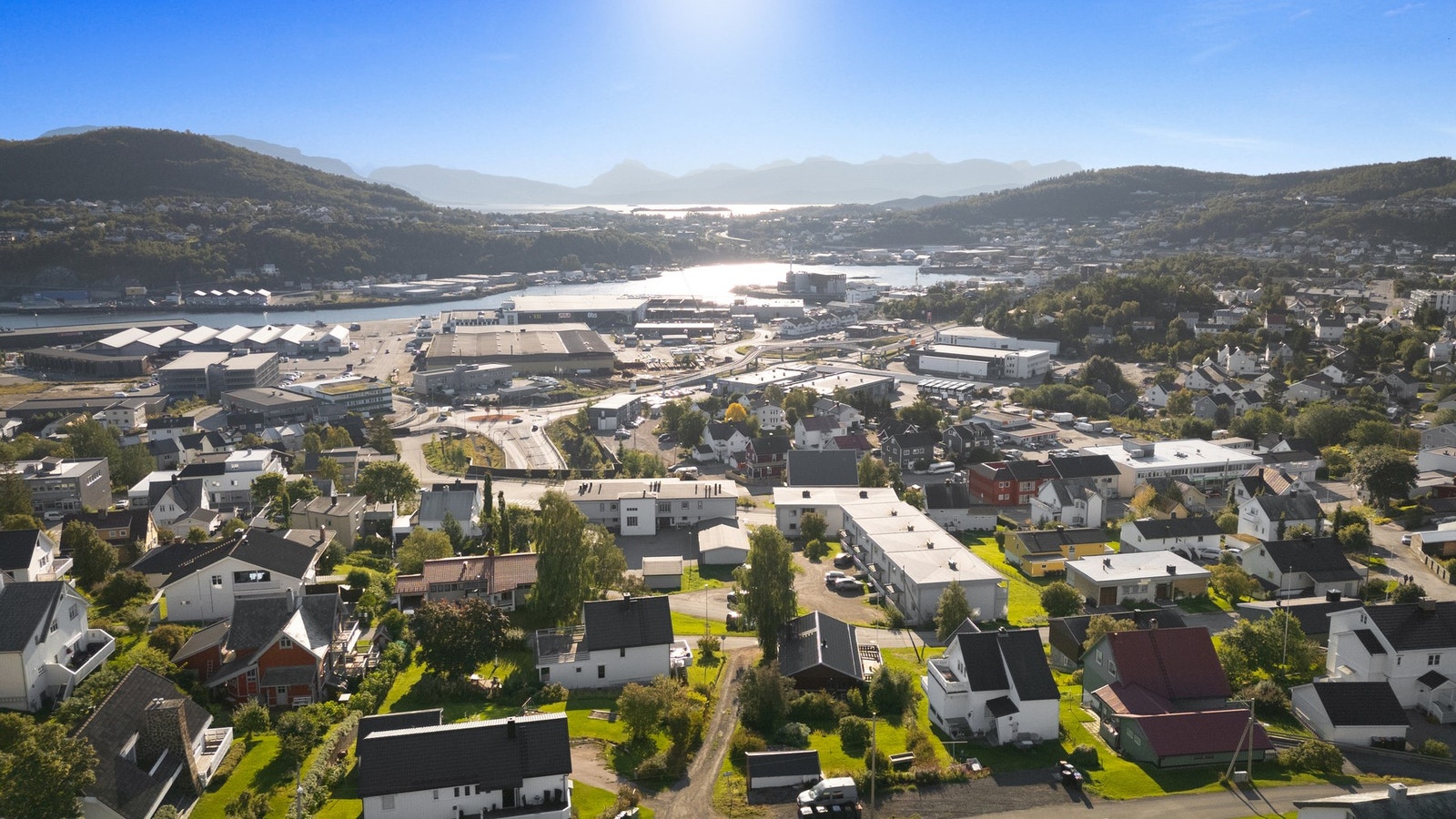 Eiendommen ligger i en rolig gate, men likevel finner du alt du trenger innen kort gange, med både butikker, kjøpesenter, kaféer, sykehus og mye mer Galleribilde