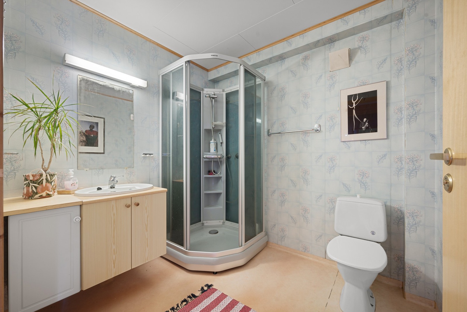 Boligen inneholder to bad som begge er av god størrelse Galleribilde