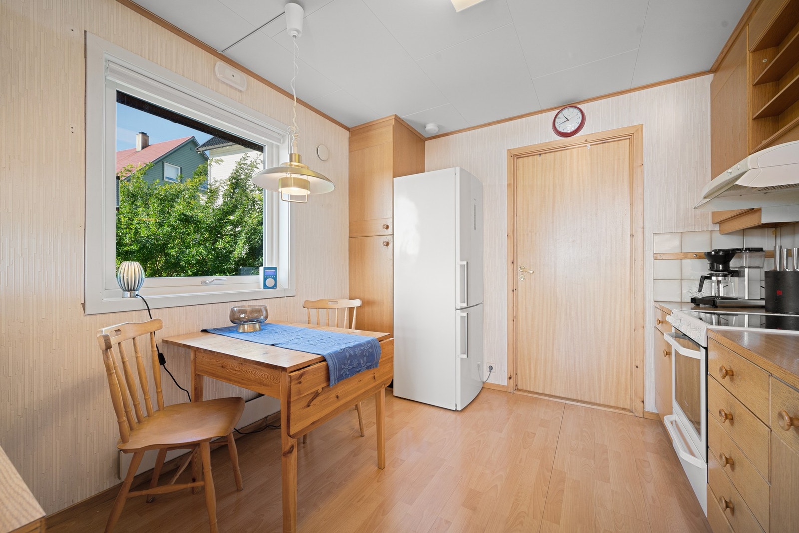 Plass til et spisebord inne på kjøkkenet Galleribilde