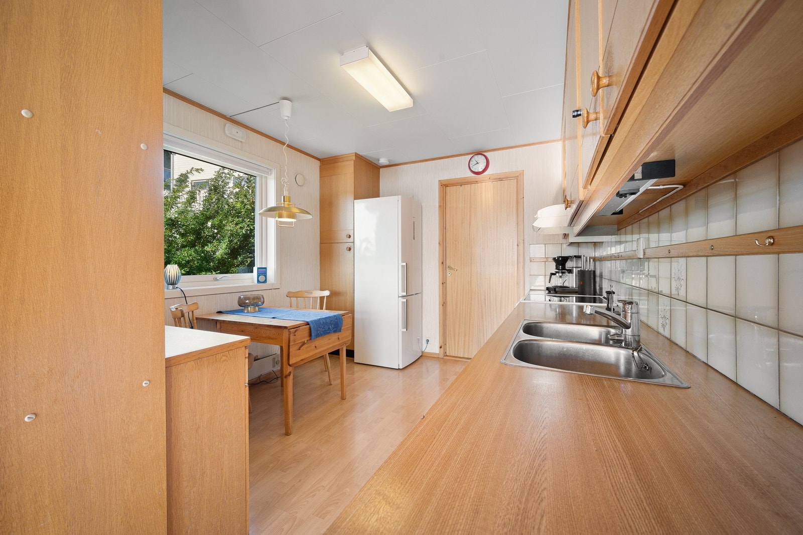 Kjøkkenet ligger i delvis åpen løsning mot spisestuen og stuen, og gir en naturlig flyt mellom oppholdsrommene Galleribilde