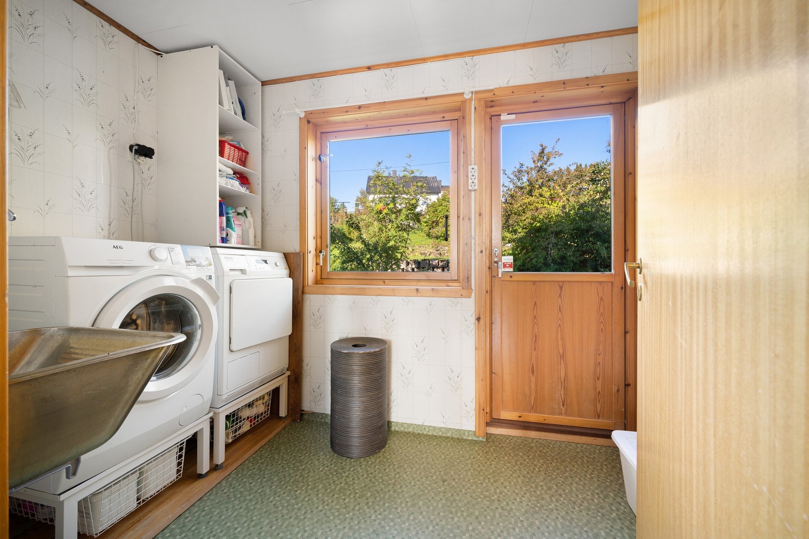 Her er det også egen inngangsdør fra hagen, ekstra kjekt å ha for barnefamilien og/eller de aktive Galleribilde