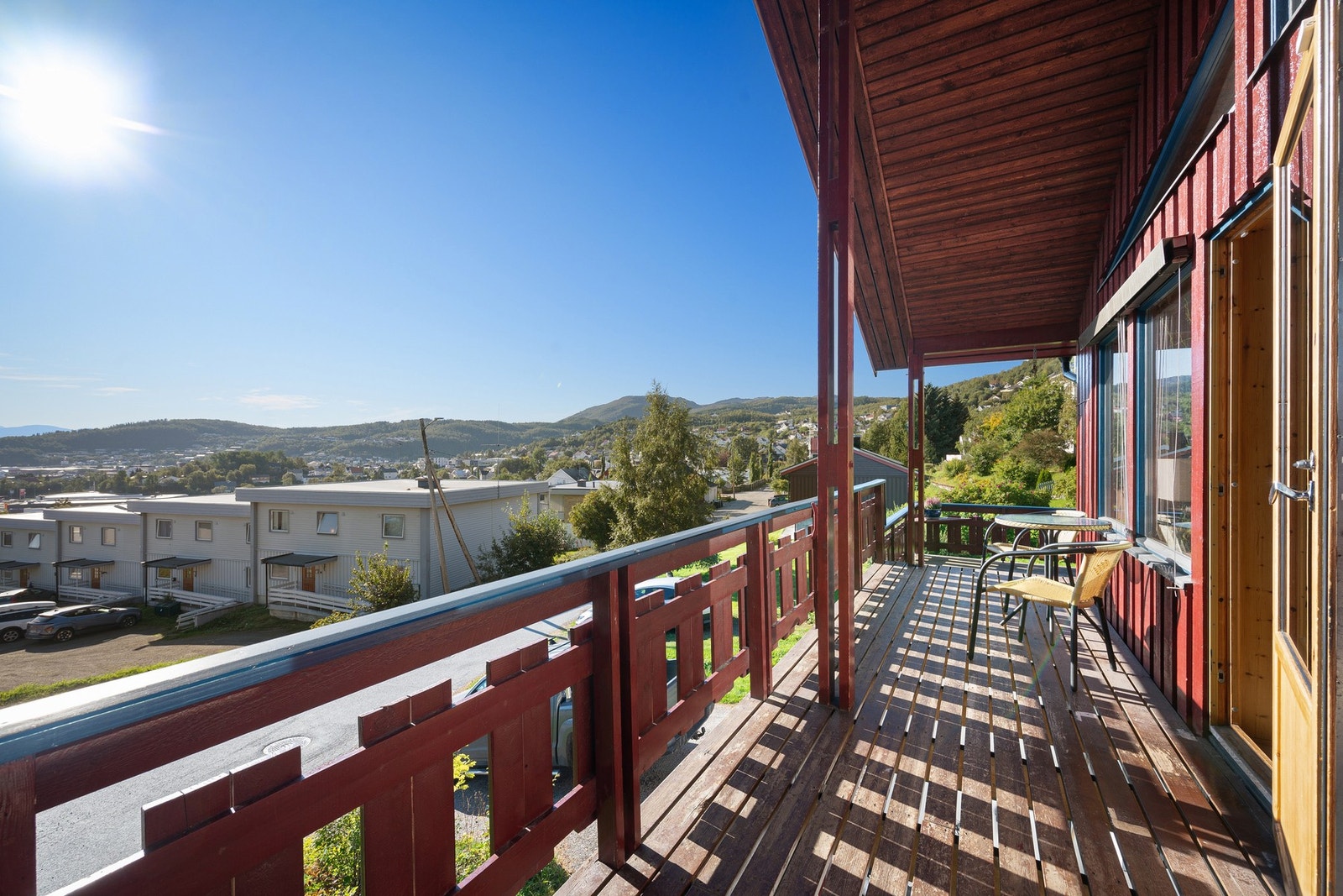 Overbygd terrasse på fremsiden med fin plass for bord og stoler Galleribilde