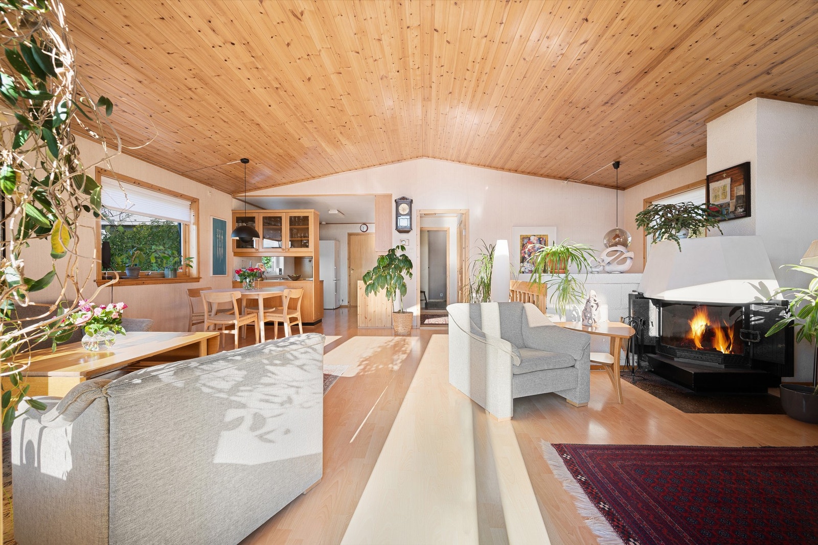 Luftig og åpen stue gir gode møbleringsmuligheter i flere sosiale soner Galleribilde