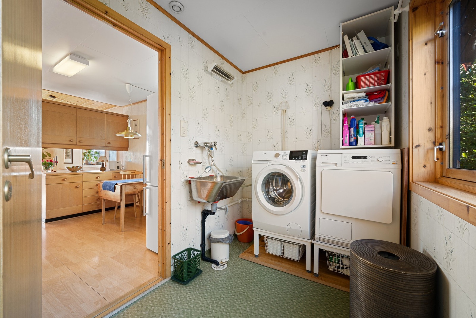 Fra kjøkkenet er det dør inn til vaskerom Galleribilde