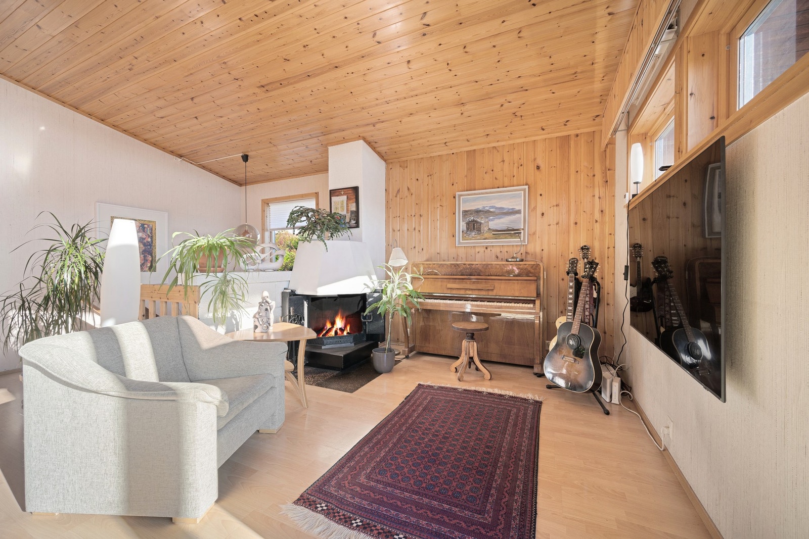 Det er både varmepumpe og vedyring for oppvarming av boligen Galleribilde