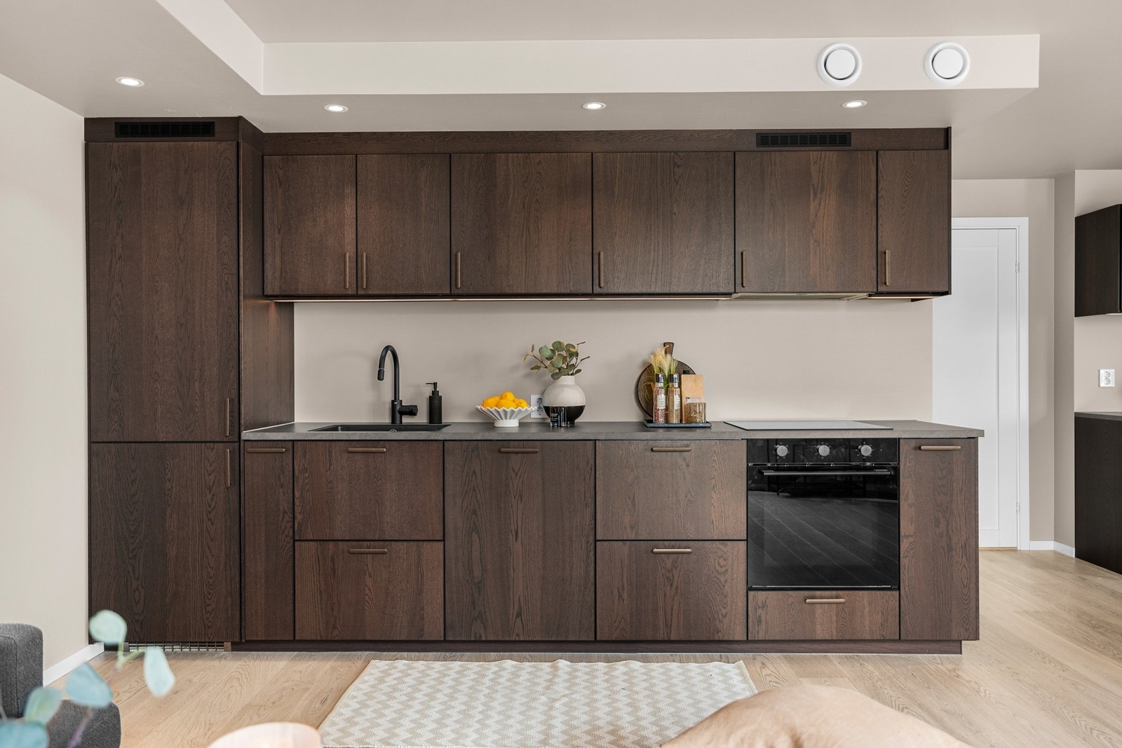 Moderne kjøkkeninnredning fra 2025 med slette fronter og benkeplate av laminat. Galleribilde