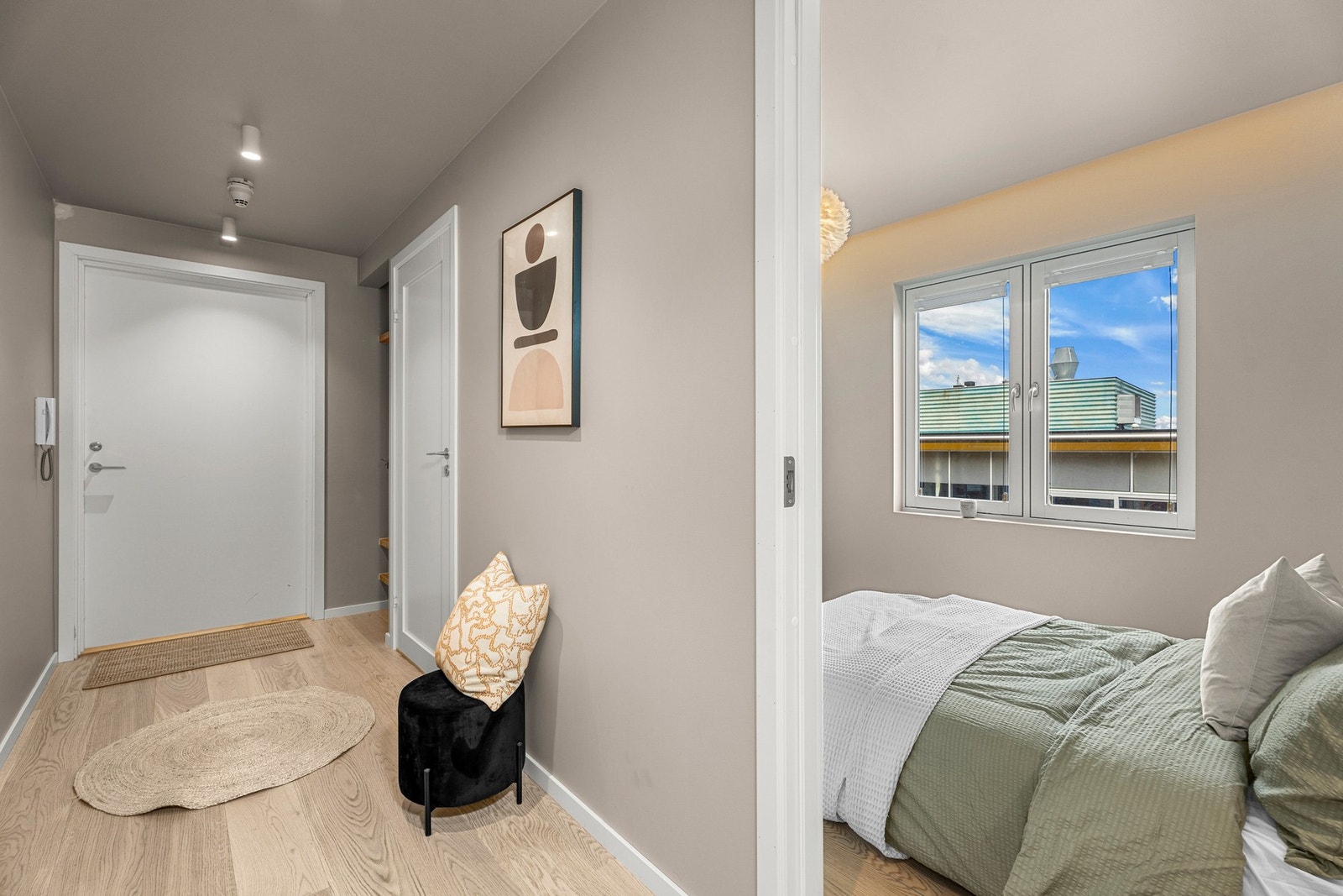 Det er brukt duse behagelige fargetoner gjennom hele leiligheten, som gjør det enkelt å dekorere. Galleribilde