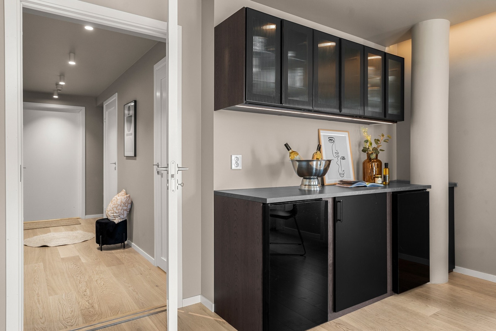 Stilig skap ved spisegruppen. Ekstra oppbevarings- og benkplass. Galleribilde