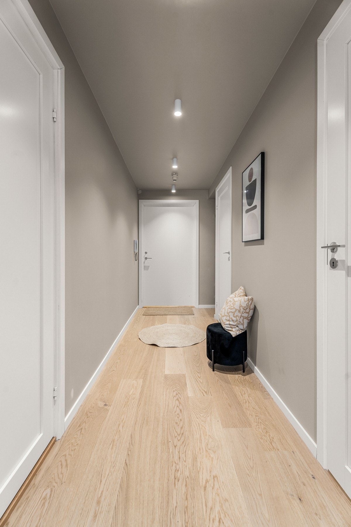 Fra entréen på 7 kvm har man adkomst til alle rom. Galleribilde