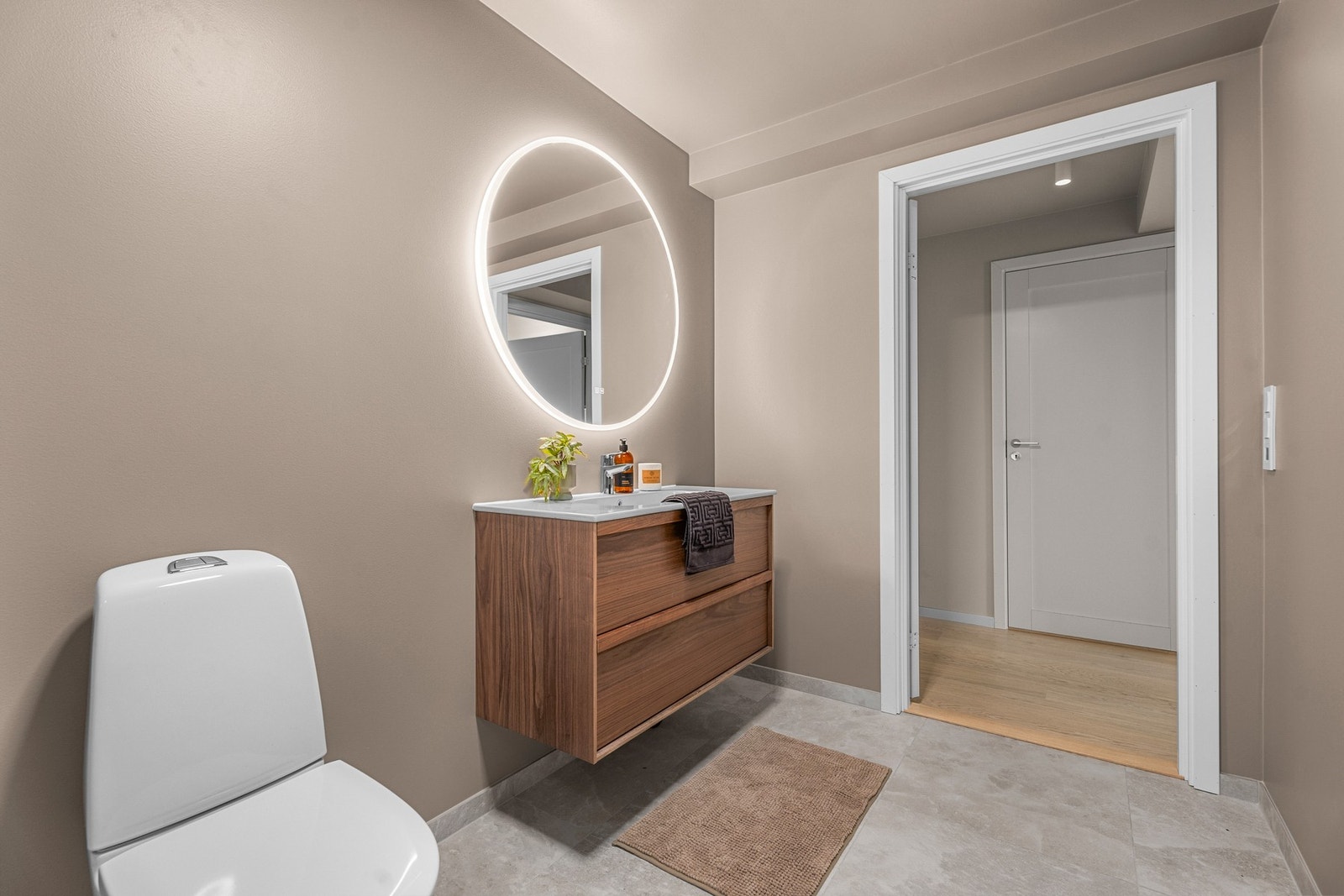 Her er det gulvvarme. Baderommet har fått tilstandsgrad 0 av takstmann på alle undersøkte områder. Galleribilde