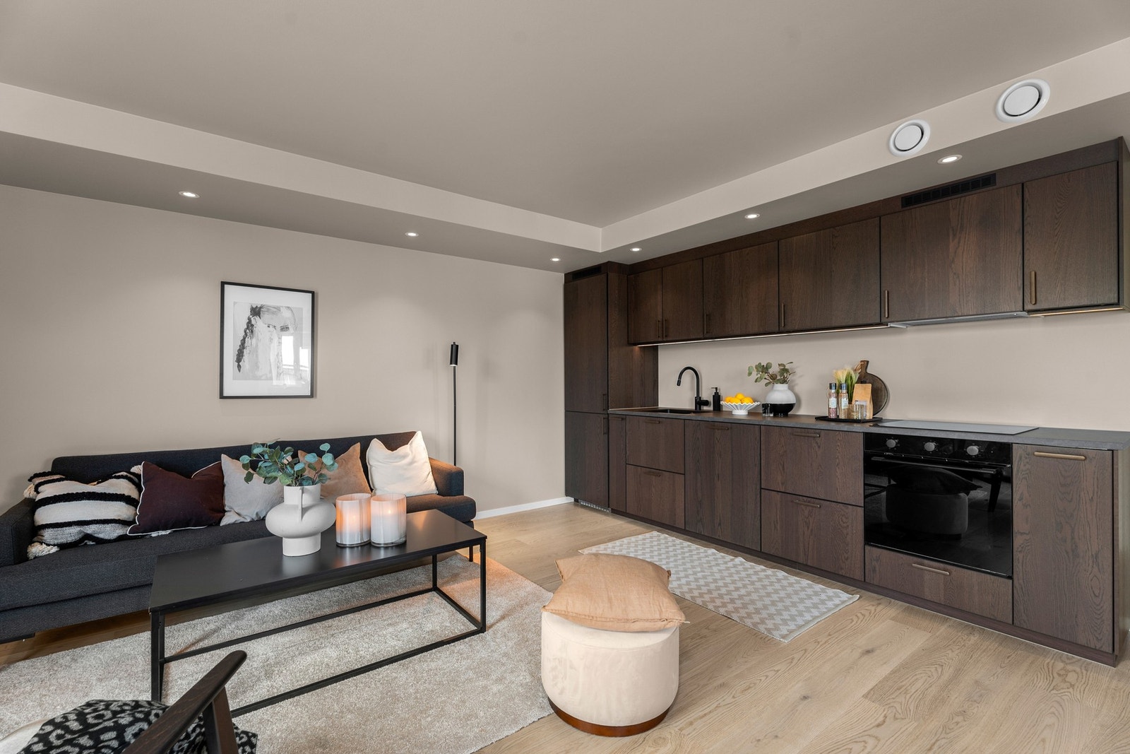 Leiligheten befinner seg i 2. etasje og inneholder entrè, soverom, bad, stue og kjøkken, samt bod. Galleribilde