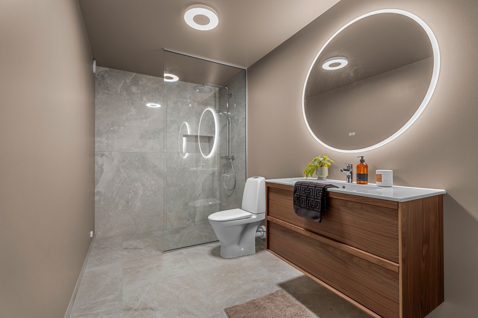 Det flislagte badet er på hele 6 kvm. Galleribilde