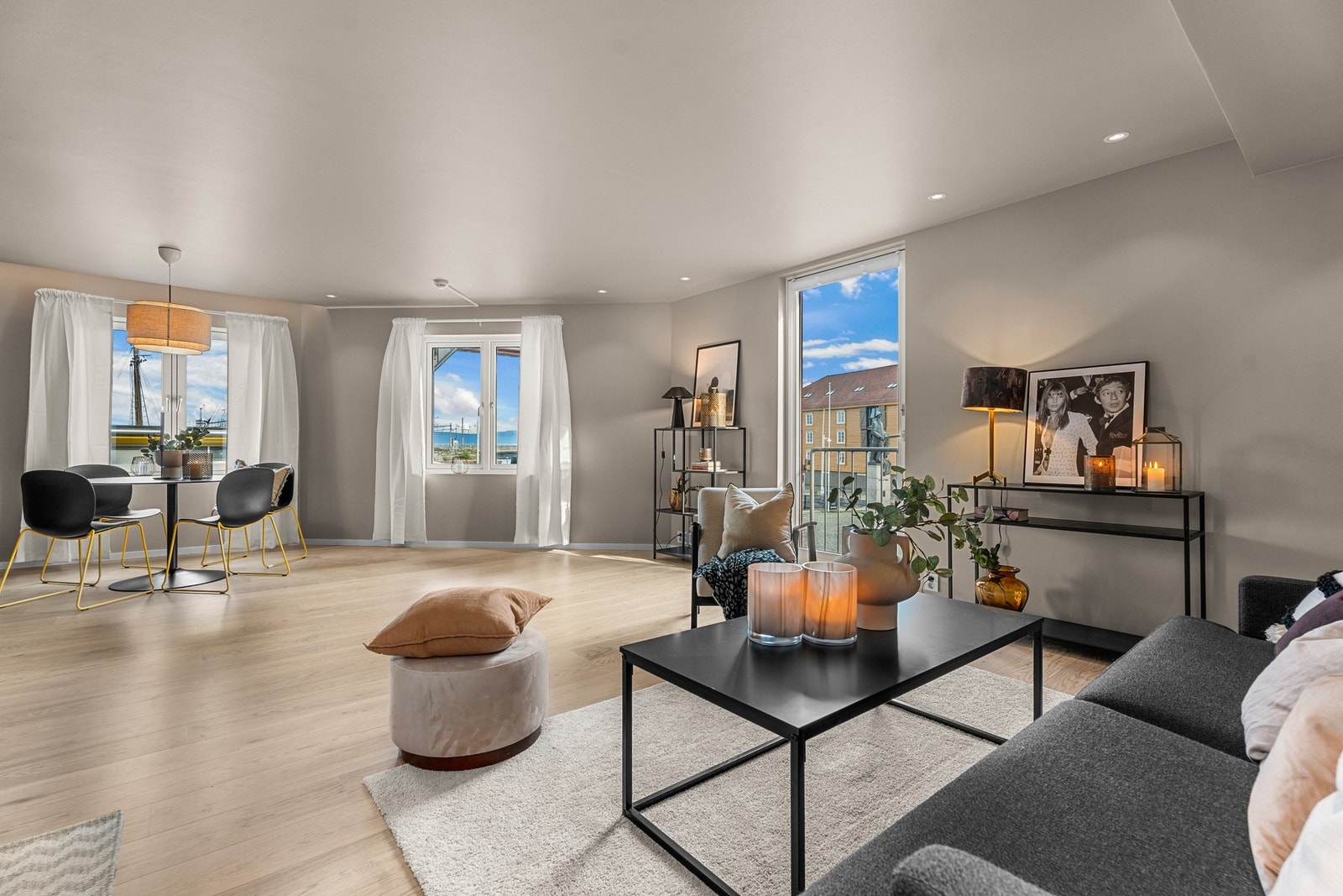 Store vindusflater på flere vegger slipper rikelig med naturlig lys inn på flere tidspunkt på døgnet. Galleribilde